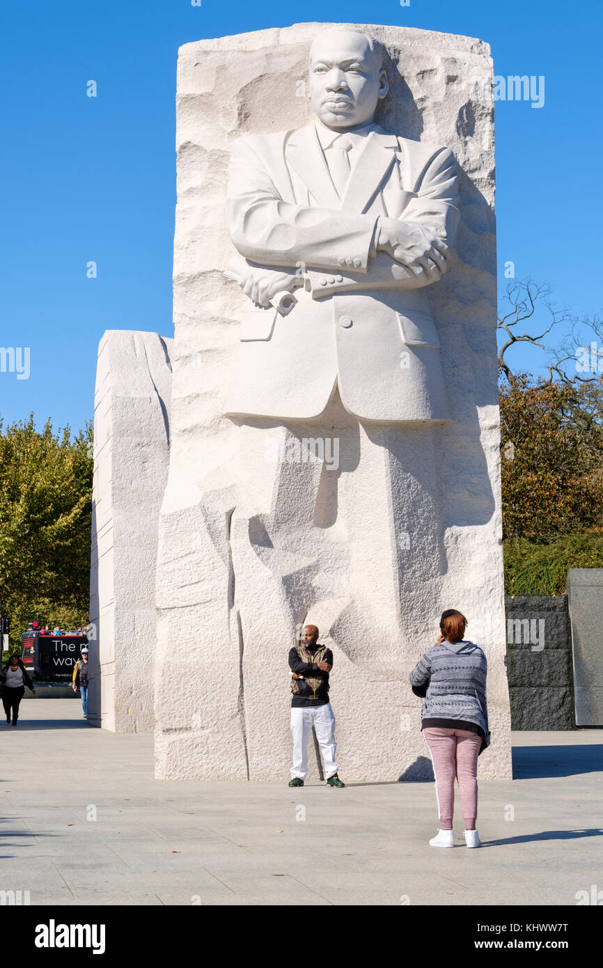 African American tourist posa con bracci incrociati di fronte a Martin Luther King Memorial, MLK Memorial, artista Lei Yixin, Washington, Stati Uniti d'America. Foto Stock