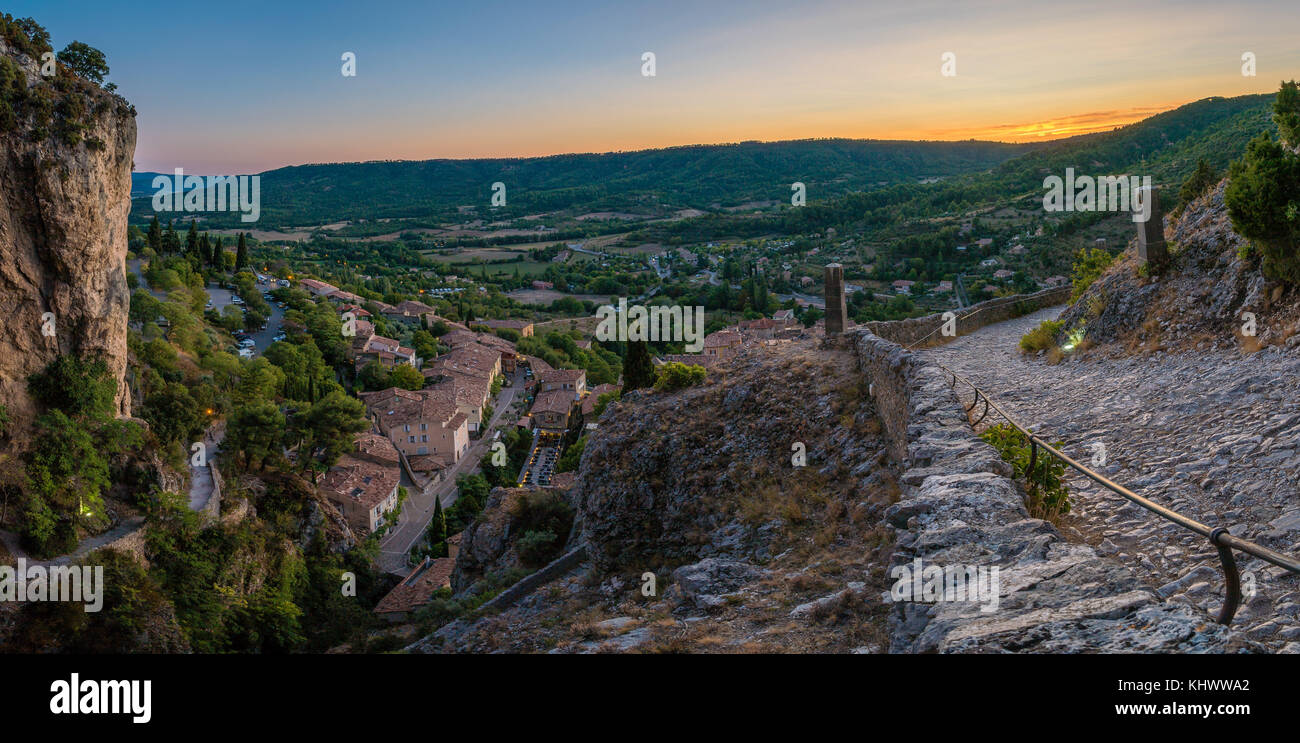 Vista dalla montagna nel grazioso villaggio di Moustiers Sainte Marie in Francia Foto Stock