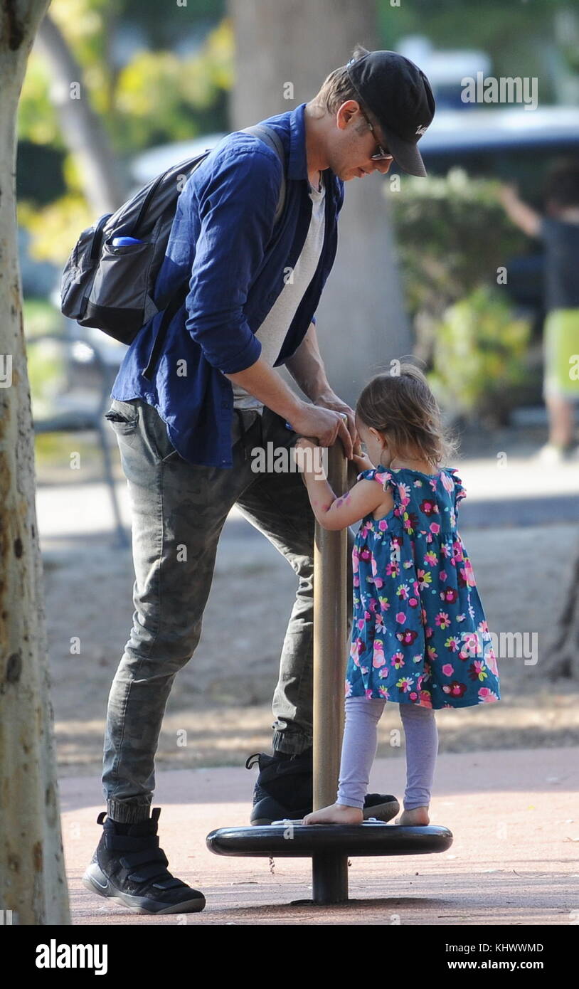 Hayden Christensen porta sua figlia Briar Rose a cinque ragazzi dopo aver visitato il parco e incontrato la sua ex moglie Rachel Bilson con: Hayden Christensen, Briar Rose dove: Los Angeles, California, Stati Uniti quando: 20 ottobre 2017 credito: WENN.com Foto Stock