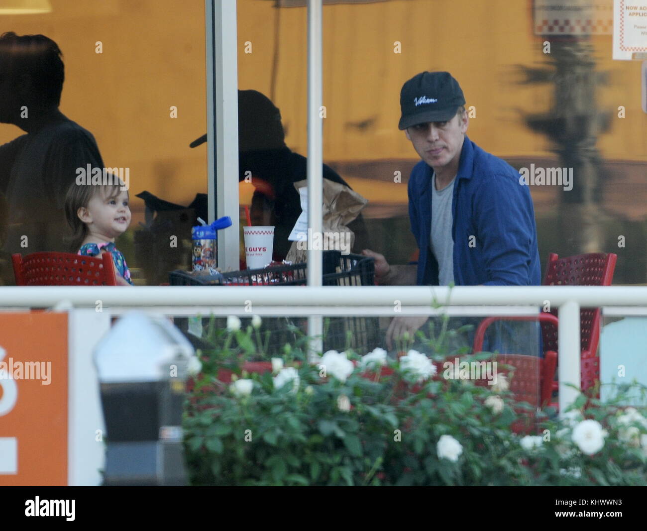 Hayden Christensen porta sua figlia Briar Rose a cinque ragazzi dopo aver visitato il parco e incontrato la sua ex moglie Rachel Bilson con: Hayden Christensen, Briar Rose dove: Los Angeles, California, Stati Uniti quando: 20 ottobre 2017 credito: WENN.com Foto Stock