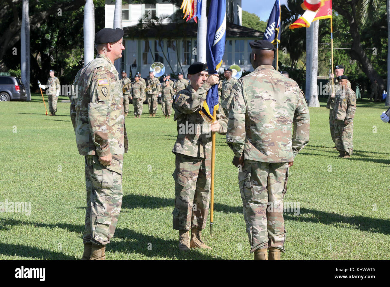 Il comando Sgt. Il Mag. Benjamin Jones, comando in arrivo sergente maggiore degli STATI UNITI Pacifico esercito, si prepara a spostare i colori durante USARPAC il mutamento della responsabilità cerimonia nov. 17 a storico cerchio Palm sulla Fort Shafter, Hawaii. Il comando Sgt. Il Mag. Benjamin Jones ha assunto la responsabilità degli Stati Uniti Pacifico esercito dal comando Sgt. Il Mag. Bryant Lambert, che ha tenuto la posizione per più di tre anni. (U.S. Foto dell'esercito da Staff Sgt. Justin argenti) Foto Stock