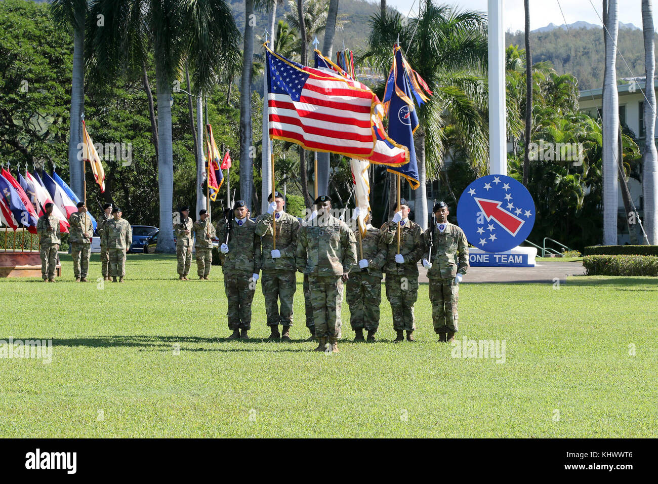 Il comando Sgt. Il Mag. Bryant Lambert, in uscita il comando sergente maggiore degli STATI UNITI Pacifico esercito, si prepara a marzo il colore della protezione in avanti durante il USARPAC il mutamento della responsabilità cerimonia nov. 17 a storico cerchio Palm sulla Fort Shafter, Hawaii. Il comando Sgt. Il Mag. Benjamin Jones ha assunto la responsabilità degli Stati Uniti Pacifico esercito dal comando Sgt. Il Mag. Bryant Lambert, che ha tenuto la posizione per più di tre anni. (U.S. Foto dell'esercito da Staff Sgt. Justin argenti) Foto Stock