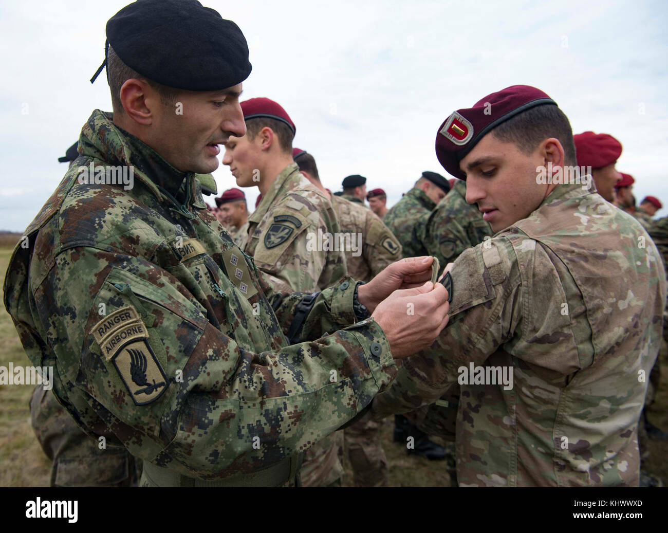 Un paracadutista serbo mestieri patch spalla con U.S. Paracadutista esercito assegnato all'173rd Brigata Aerea su Lisicji Jarak aeroporto, Serbia, nov. 17, 2017. Stati Uniti e serbe paracadutisti eseguito airborne esercizi di inserimento insieme durante l'esercizio Double Eagle per imparare gli uni dagli altri e di costruire relazioni che a promuovere la sicurezza regionale. (U.S. Air Force foto di Senior Airman Elizabeth Baker) Foto Stock