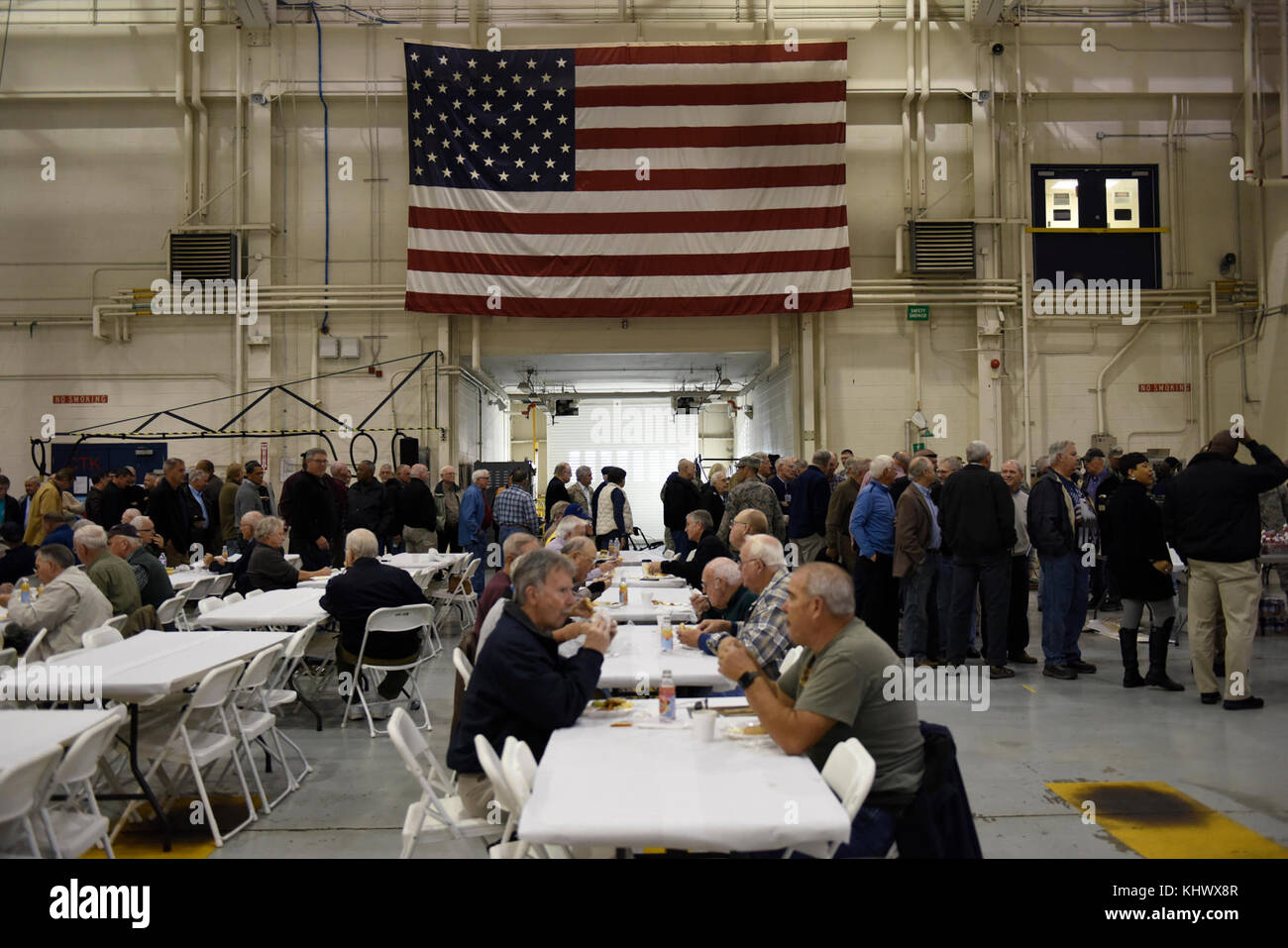 Membri ritirati del North Carolina Air National Guard (NCANG) conversare e gustare la prima colazione durante il 2017 pensionato prima colazione presso la North Carolina Air National Guard Base, l'Aeroporto Internazionale Charlotte Douglas, nov. 17, 2017. A partire dal 1995, la prima colazione è tenuto ogni anno in onore del pensionato che è servito in NCANG con la partecipazione crescente ogni volta. Foto Stock