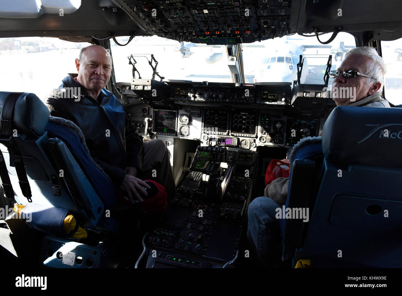 Due pensionato dalla North Carolina Air National Guard (NCANG) sedersi nella cabina di pilotaggio di un C-17 Globemaster II aeromobili parcheggiati presso la North Carolina Air National Guard Base, l'Aeroporto Internazionale Charlotte Douglas, nov. 17, 2017. Il velivolo è stato aperto per il 2017 pensionato prima colazione per consentire i veterani del NCANG la possibilità di vedere il futuro dell'unità. Foto Stock