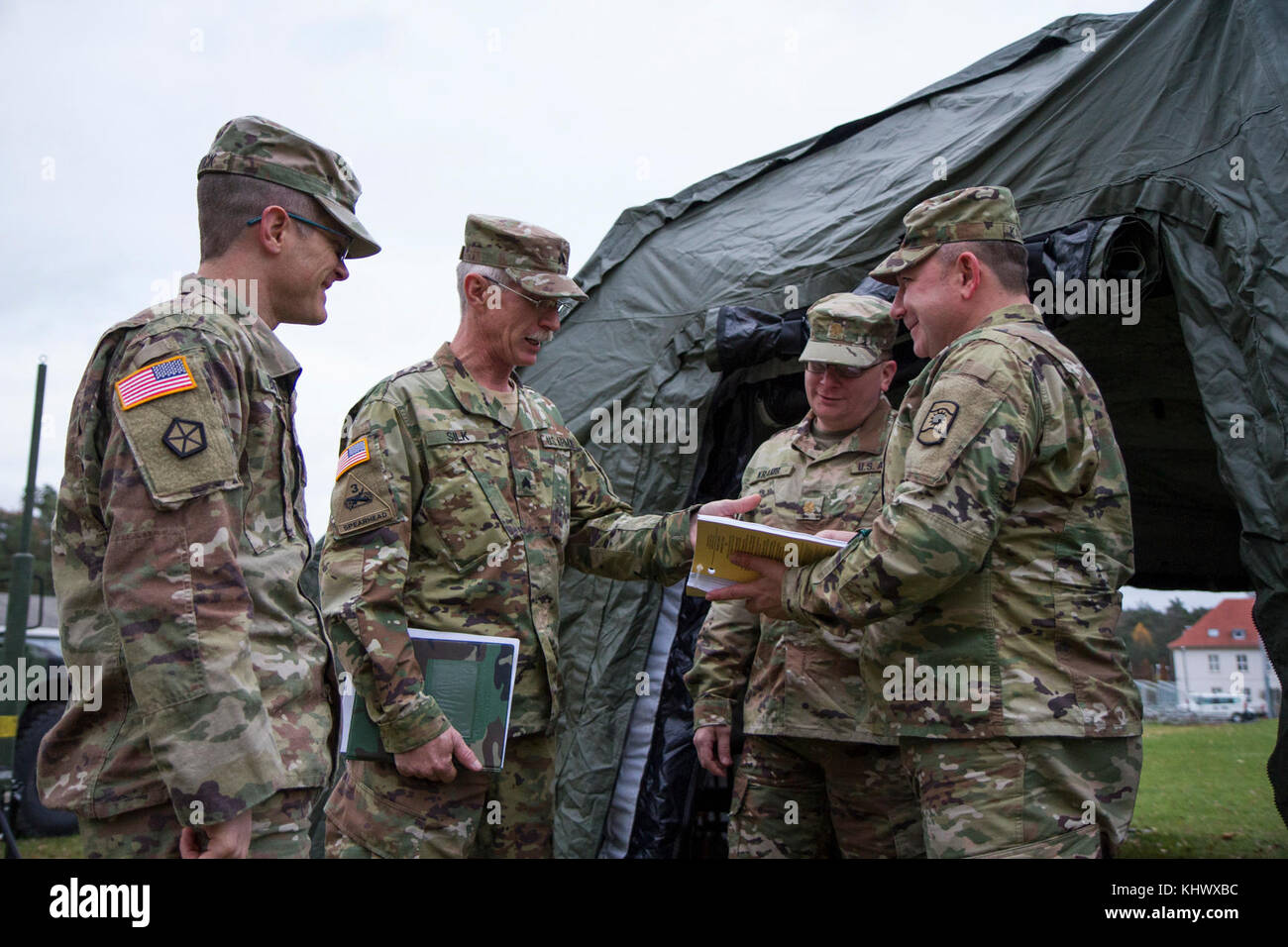 Stati Uniti La riserva di esercito Sgt. Wayne Seta, gli affari civili il sergente e il Mag. Kevin Kaufman, sede e Sede Company, 361 gli affari civili brigata, rivedere le operazioni civile-militare centro (CMOC) procedura durante una distribuzione expeditionary operations esercizio nov. 18, 2017 a Kaiserslautern, in Germania. Lo scopo dell'esercizio era quello di definire e convalidare le comunicazioni per un CMOC in ambienti austeri. (U.S. La riserva di esercito foto di Spc. Daisy Zimmer, 221st Affari pubblici distacco) Foto Stock