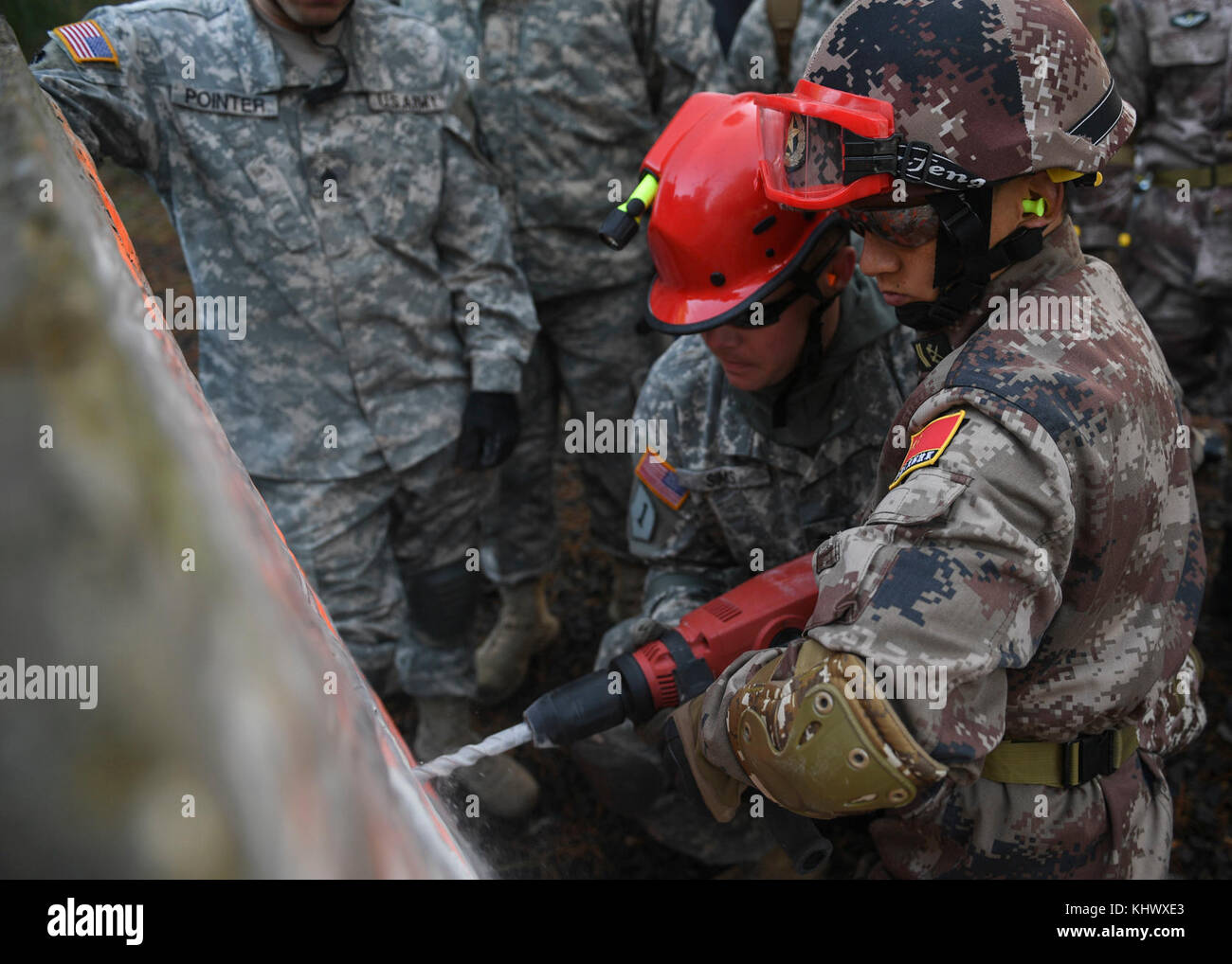 I partecipanti Foro nel calcestruzzo durante il 2017 U.S. - La Cina la gestione del disastro di Exchange a Camp Rilea, Ore., nov. 18. L annuale esercito degli Stati Uniti del Pacifico (USARPAC) la cooperazione in materia di sicurezza evento con l'Esercito di Liberazione del Popolo (PLA) è un occasione per condividere le lezioni apprese tra USARPAC e il PLA al fine di aumentare la capacità di rispondere alle catastrofi naturali nella regione del Pacifico. (U.S. Air Force foto di Nathan H. Barbour) Foto Stock