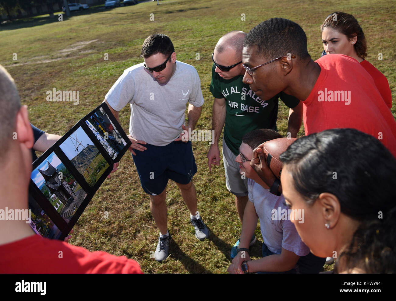 Keesler aviatori di partecipare a un 5K run e corsa a ostacoli durante il giorno Wingman nov. 16, 2017, su Keesler Air Force Base, Mississippi. Giorno Wingman consisteva di Keesler aviatori che partecipano al reparto Airman completo corsi di fitness che si concentra sulla resilienza e teambuilding iniziative attraverso la base. (U.S. Air Force foto di Kemberly Groue) Foto Stock