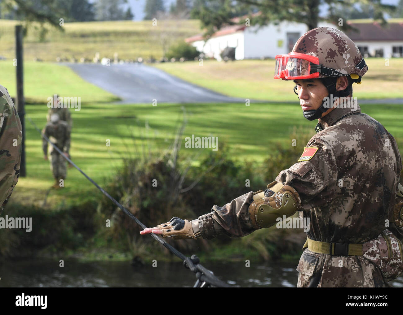 I partecipanti configurano un ponte di corde durante il 2017 U.S. - La Cina la gestione del disastro di Exchange a Camp Rilea, Ore., nov. 16. L annuale esercito degli Stati Uniti del Pacifico (USARPAC) la cooperazione in materia di sicurezza evento con l'Esercito di Liberazione del Popolo (PLA) è un occasione per condividere le lezioni apprese tra USARPAC e il PLA al fine di aumentare la capacità di rispondere alle catastrofi naturali nella regione del Pacifico. (U.S. Air Force foto di Nathan H. Barbour) Foto Stock