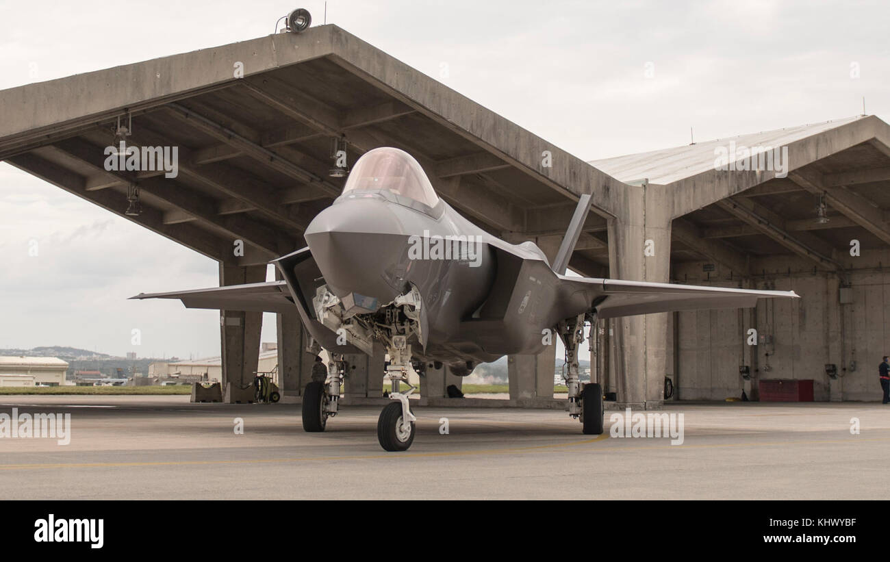 Un U.S. Air Force F-35un fulmine II da Hill Air Force Base in Utah, taxi per il decollo nov. 16, 2017, a Kadena Air Base, Giappone. La F-35A è distribuita sotto GLI STATI UNITI PACOM teatro del pacchetto di sicurezza (TSP) programma, che è stato in funzione dal 2004. Questo pianificato a lungo la distribuzione è progettata per dimostrare il continuo impegno degli Stati Uniti per la stabilità e la sicurezza nella regione. (U.S. Air Force foto di Airman 1. Classe Greg Erwin) Foto Stock