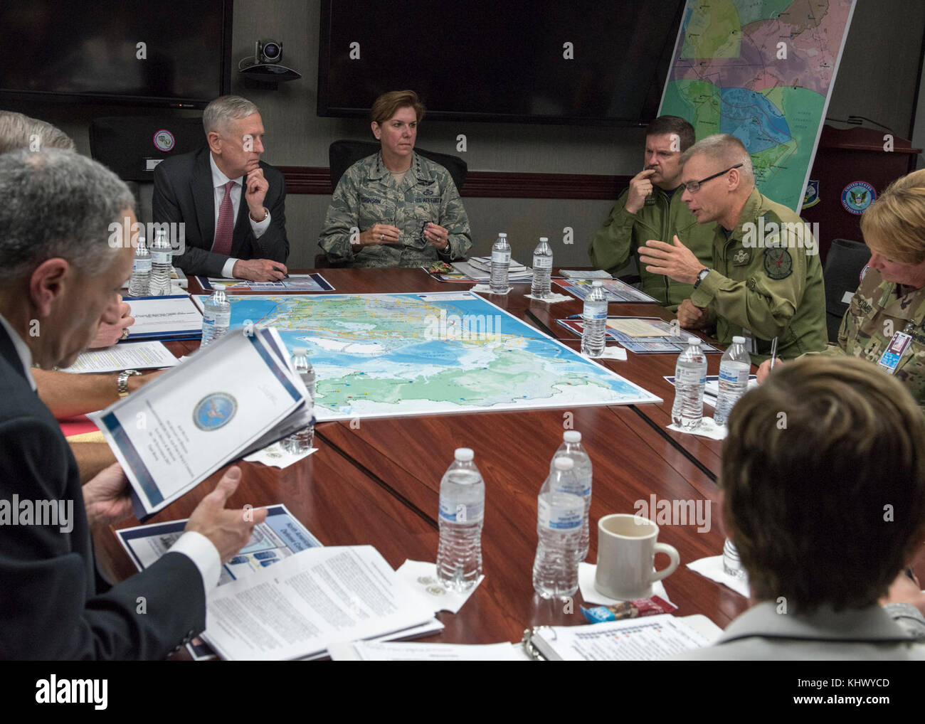 Royal Canadian Air Force Il Mag. Gen. Christopher Coates, il direttore delle operazioni per il North American Aerospace Defense Command discute il comando è in grado di difendere il Nord America con il Segretario della Difesa James Mattis e il comandante del NORAD e U.S. Comando Nord U.S. Air Force Lori Robinson in Peterson AFB, CO, Nov 16, 2017. DoD (Foto: N&NC Affari pubblici) Foto Stock