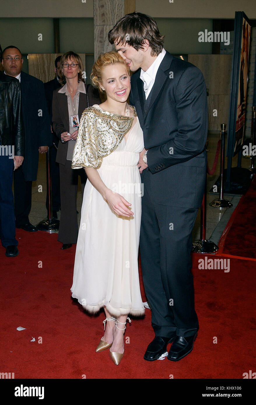 Brittany Murphy e Ashton Kutcher arrivano le premiere di ' appena sposato' al Pacific glossari affini cupola in Los Angeles. gennaio 8, 2003. murphybrittany_kutcheras_12. Attore, Attrice, premiere, celebrità evento, arrivo, verticale, industria cinematografica, celebrità bestof, arte cultura e intrattenimento, topix Ashton Kutcher e amici Foto Stock