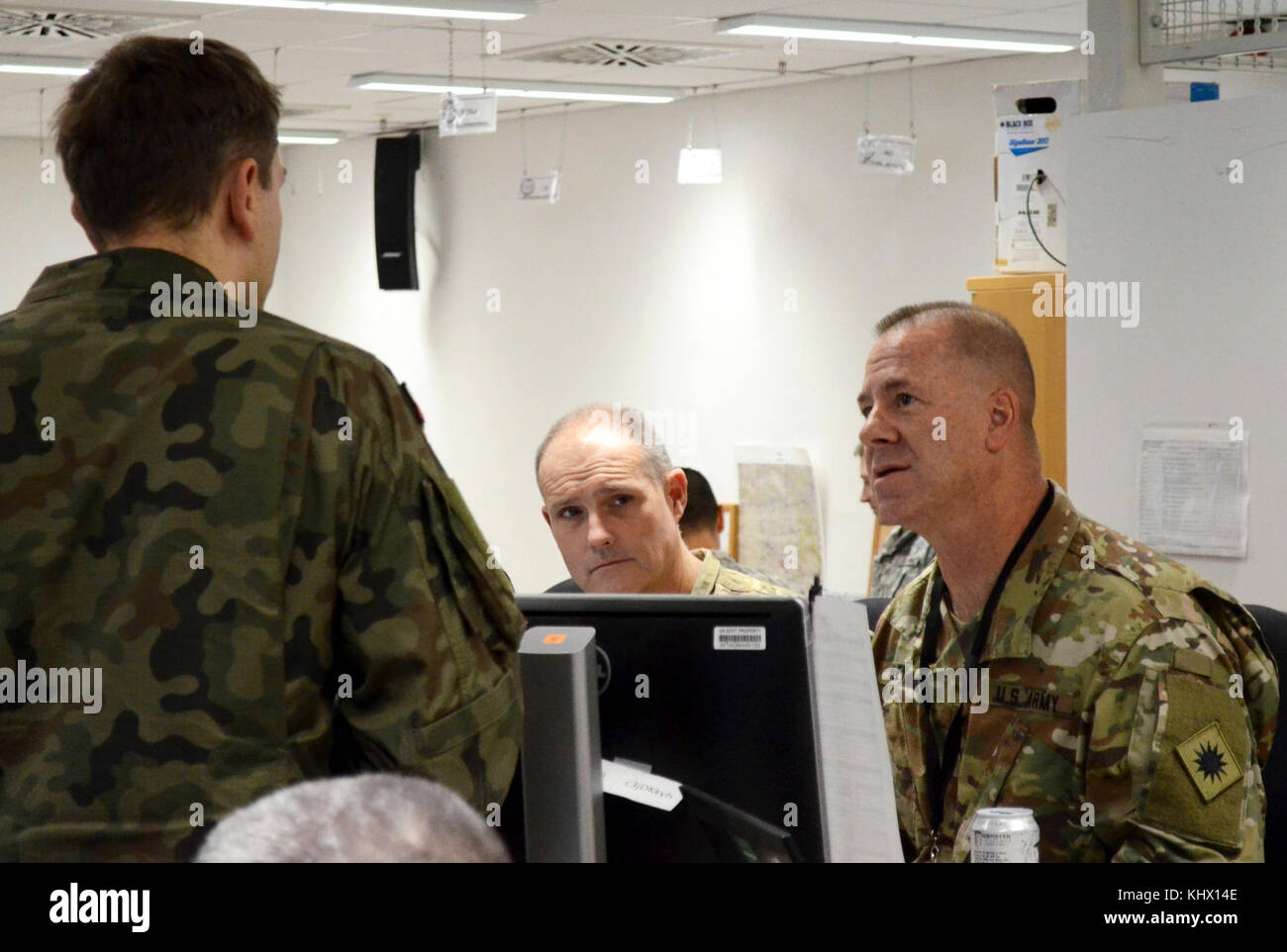 Stati Uniti Esercito Brig. Gen. Jeffrey Smiley (RT), il comandante generale della 40a divisione di fanteria, California Army National Guard, discute il campo di battaglia di situazionale durante il quotidiano il comando update breve durante l'esercizio Allied spirito VII presso l'U.S. Dell'esercito multinazionale comune disponibilità centro in Hohenfels, Germania nov. 17, 2017. Circa 4.050 membri del servizio da 13 nazioni partecipanti sono in esercizio Allied spirito VII a 7 Esercito di formazione del comando Hohenfels Area Formazione, Germania, Ott. 30 nov. 22, 2017. Allied spirito è un U.S. Esercito Europa-diretto, 7ATC-condotta exercis multinazionale Foto Stock