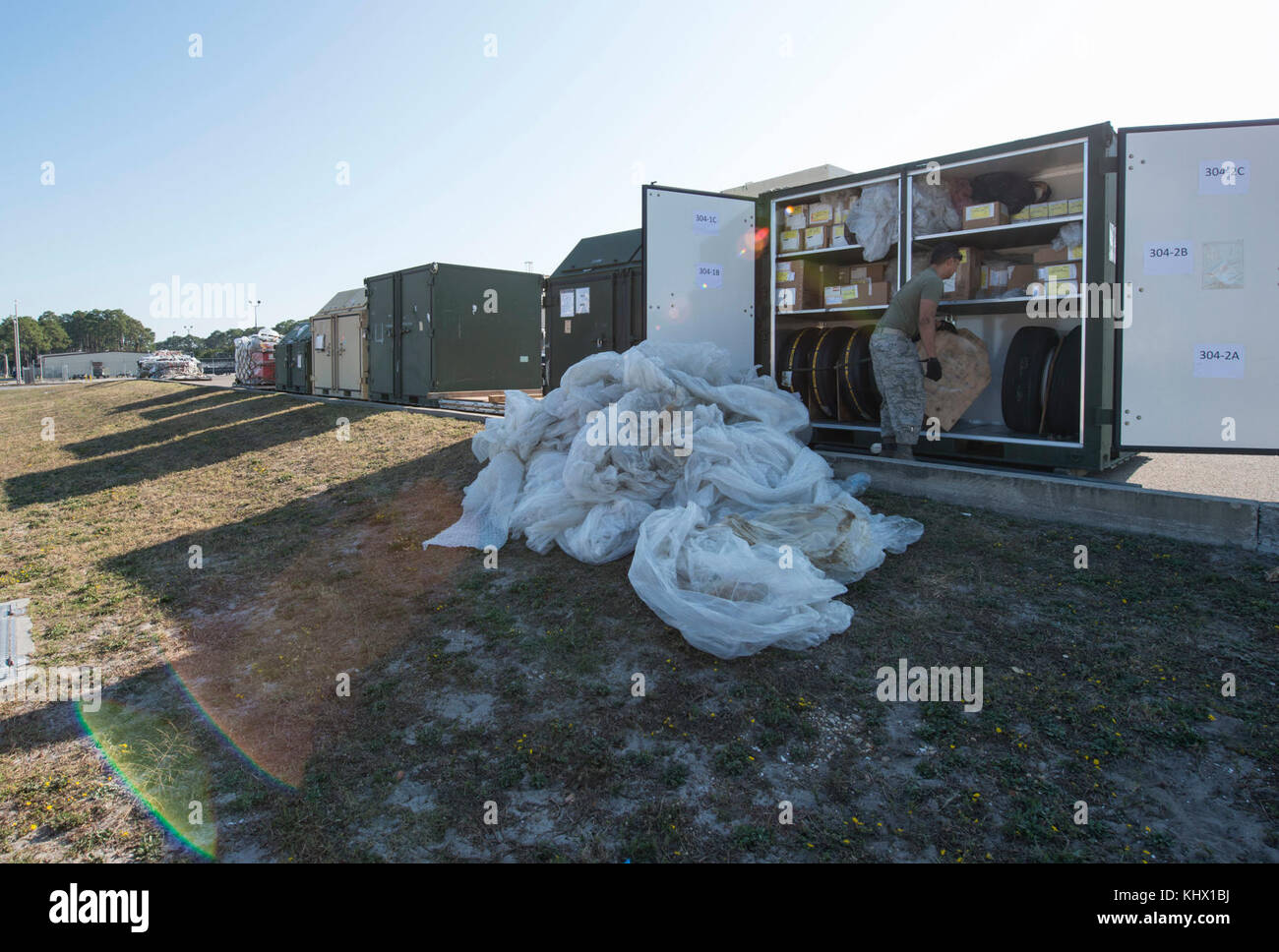 Il personale Sgt. Kendrick Valerio, 366 disponibilità logistica squadrone di storage centrale supervisore, passaggi di un deployment kit nov. 17, 2017, a Tyndall Air Force Base, Fla. LRS aviatori di alimentazione sono responsabili per essere pronto in un avviso di momenti per fornire parti di capi di equipaggio per garantire le operazioni di volo non sono ritardati. (U.S. Air Force foto di Senior Airman Malissa Armstrong) Foto Stock