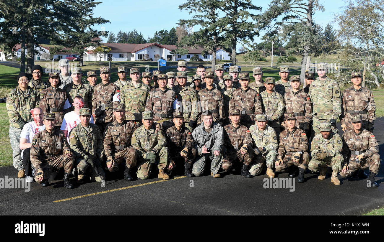 I partecipanti posano per una foto di gruppo durante il 2017 U.S. - La Cina la gestione del disastro di Exchange a Camp Rilea, Ore., nov. 18. L annuale esercito degli Stati Uniti del Pacifico (USARPAC) la cooperazione in materia di sicurezza evento con l'Esercito di Liberazione del Popolo (PLA) è un occasione per condividere le lezioni apprese tra USARPAC e il PLA al fine di aumentare la capacità di rispondere alle catastrofi naturali nella regione del Pacifico. (U.S. Air Force foto di Nathan H. Barbour) Foto Stock