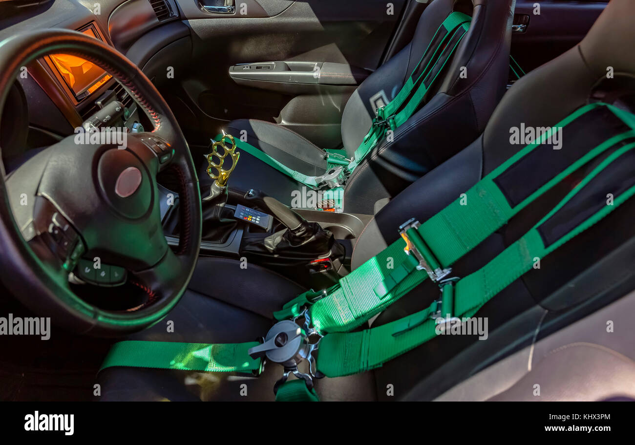 Automobile sedili anteriori con il verde delle cinture di sicurezza e  cinghie. auto personalizzata nella California meridionale estate 2017 Foto  stock - Alamy