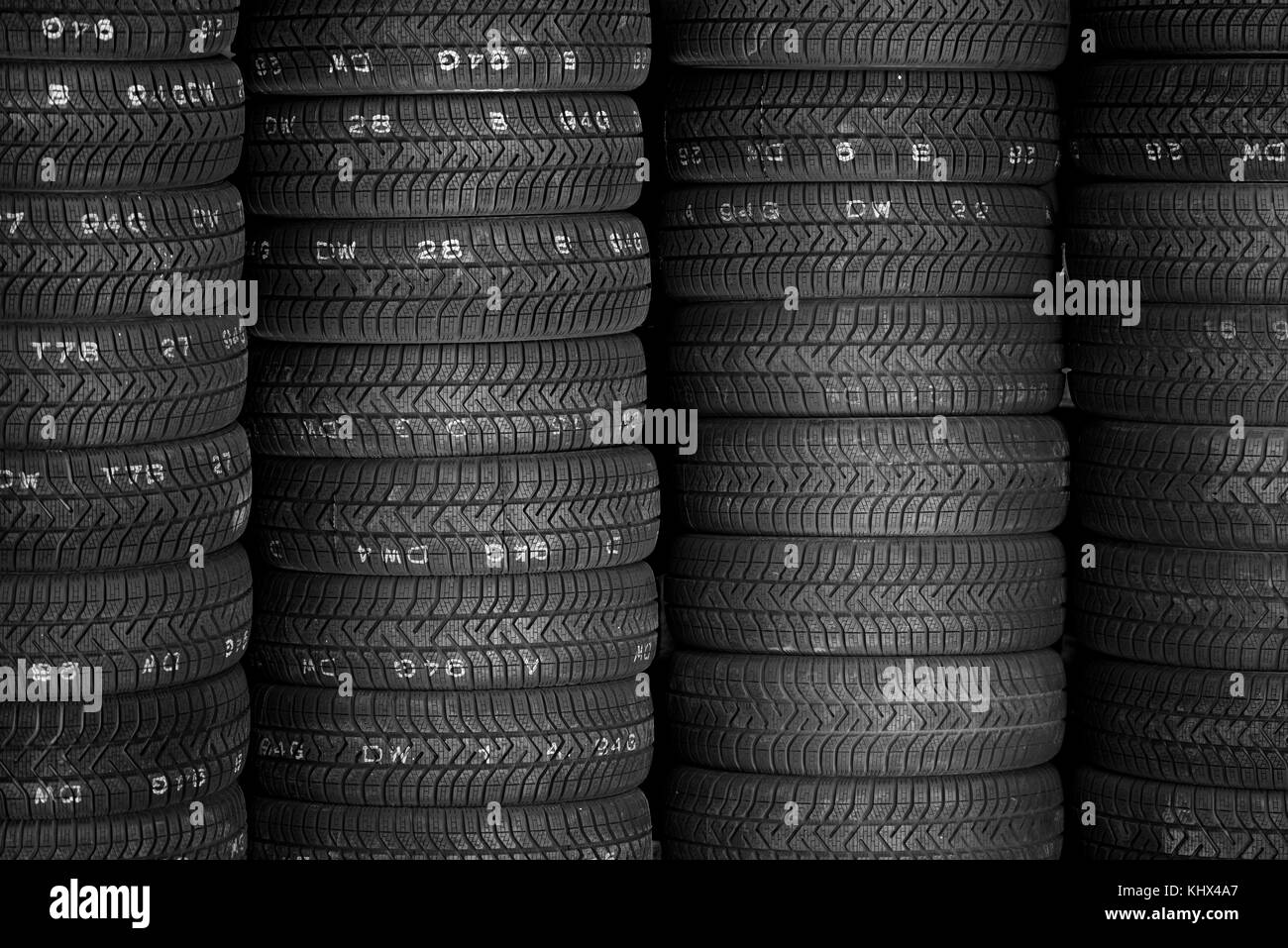 Pneumatici per la vendita in un negozio di pneumatici - pile di pneumatici per auto Foto Stock