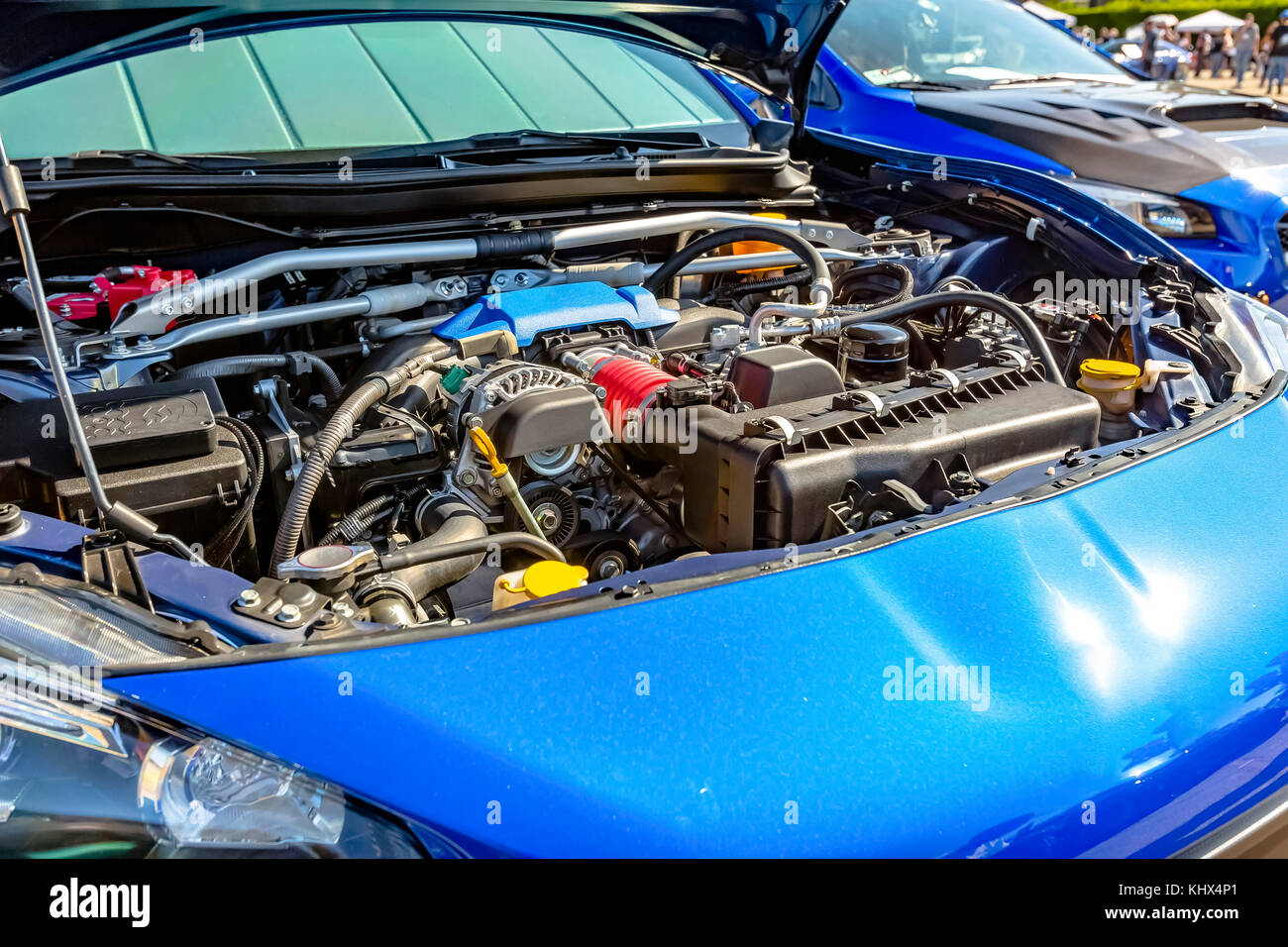 Il motore sotto il cofano di una moderna macchina blu. motore e altri  componenti meccanici di automobili personalizzate Foto stock - Alamy