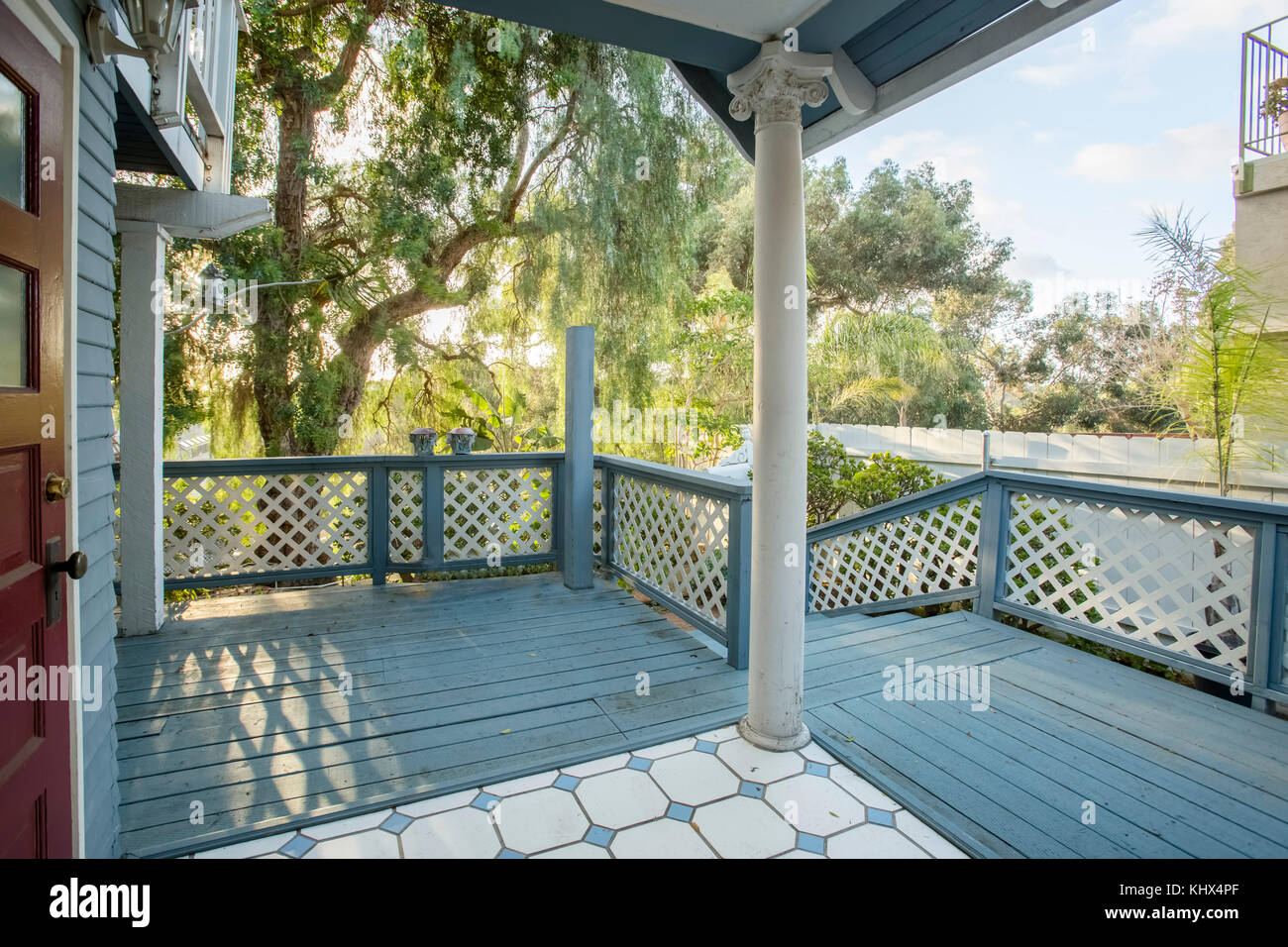 Uscendo dalla porta anteriore di una meravigliosa casa cottage vicino al tramonto. area patio della bellissima California del sud home in san diego county durante il golden hou Foto Stock