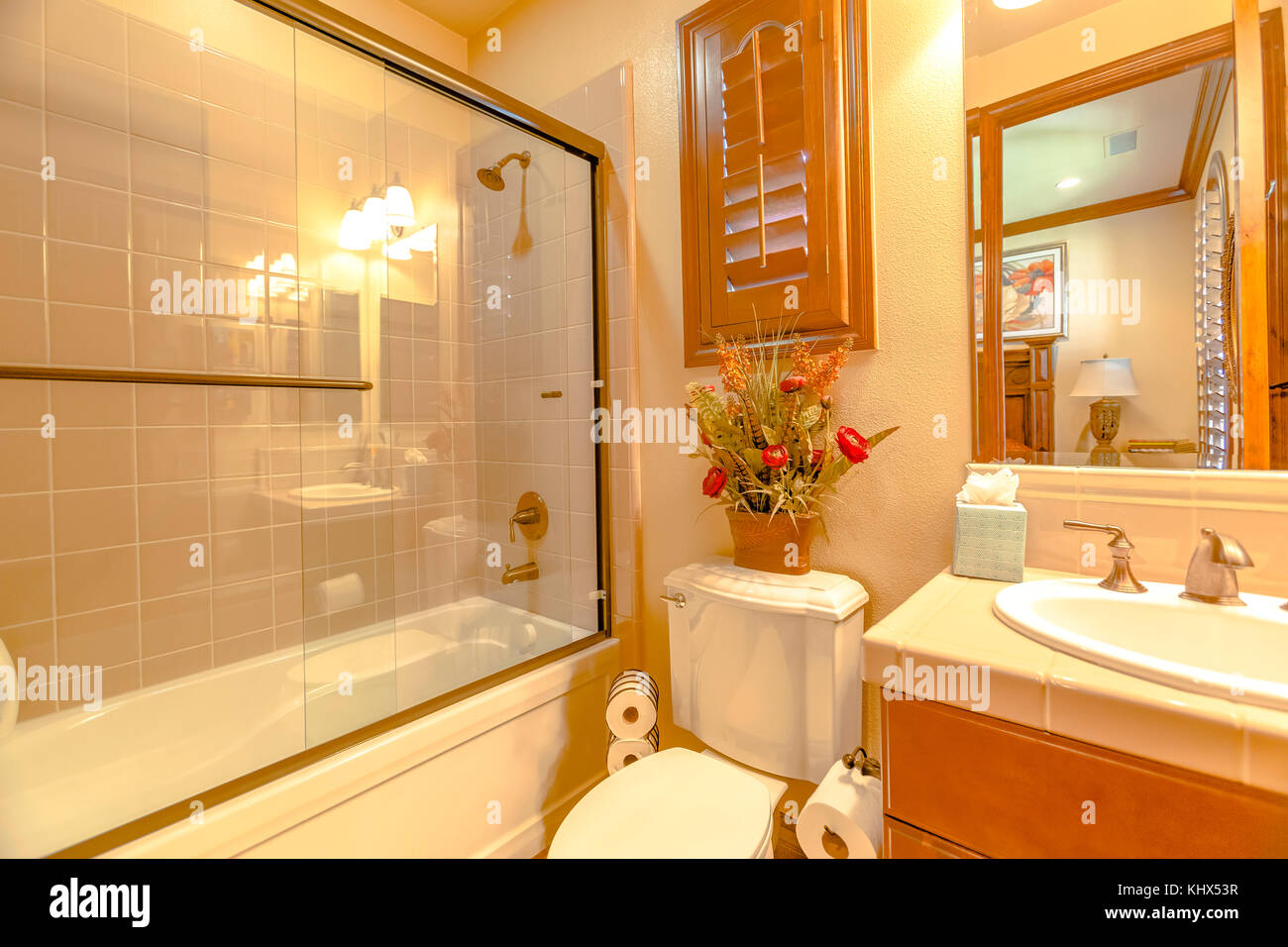 Bagno principale in casa di lusso con grande box doccia in vetro. splendida  immobiliare di sparare
