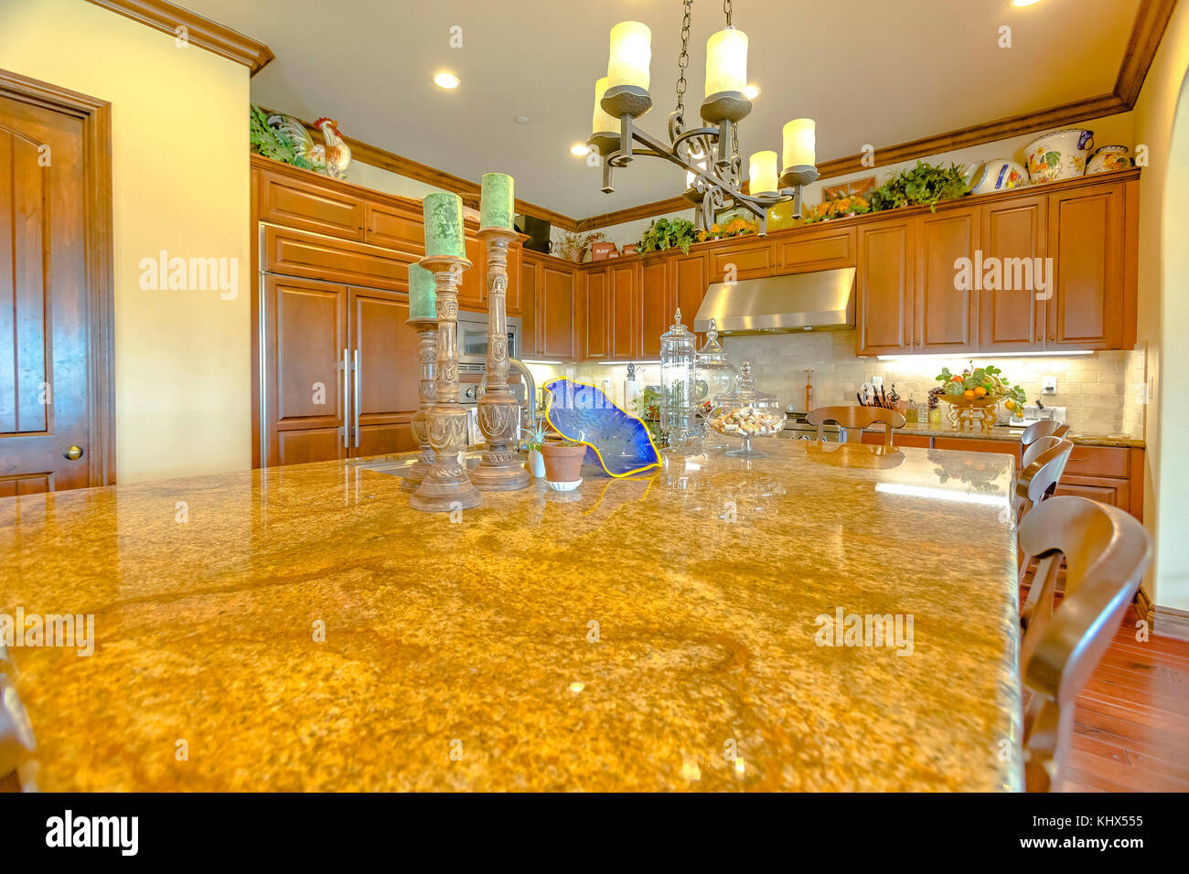 Casa modello cucina nella California del sud con superfici in granito. splendida california home annunci immobiliari con potenti effetti visivi. Foto Stock