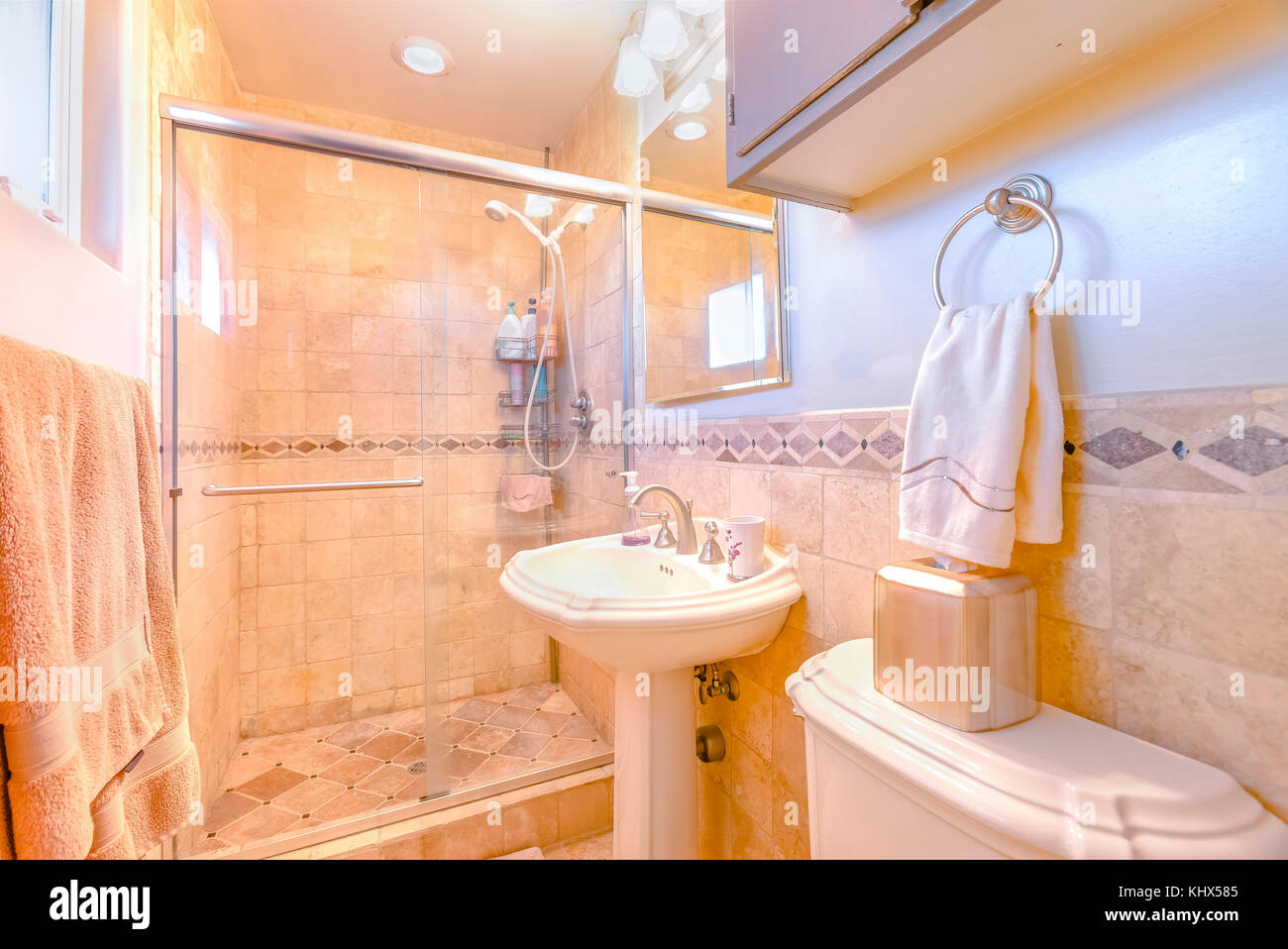 Nuova costruzione casa moderna con interni mobili modello e interior design impostazione prima di entrare nel mercato immobiliare. splendida california Foto Stock