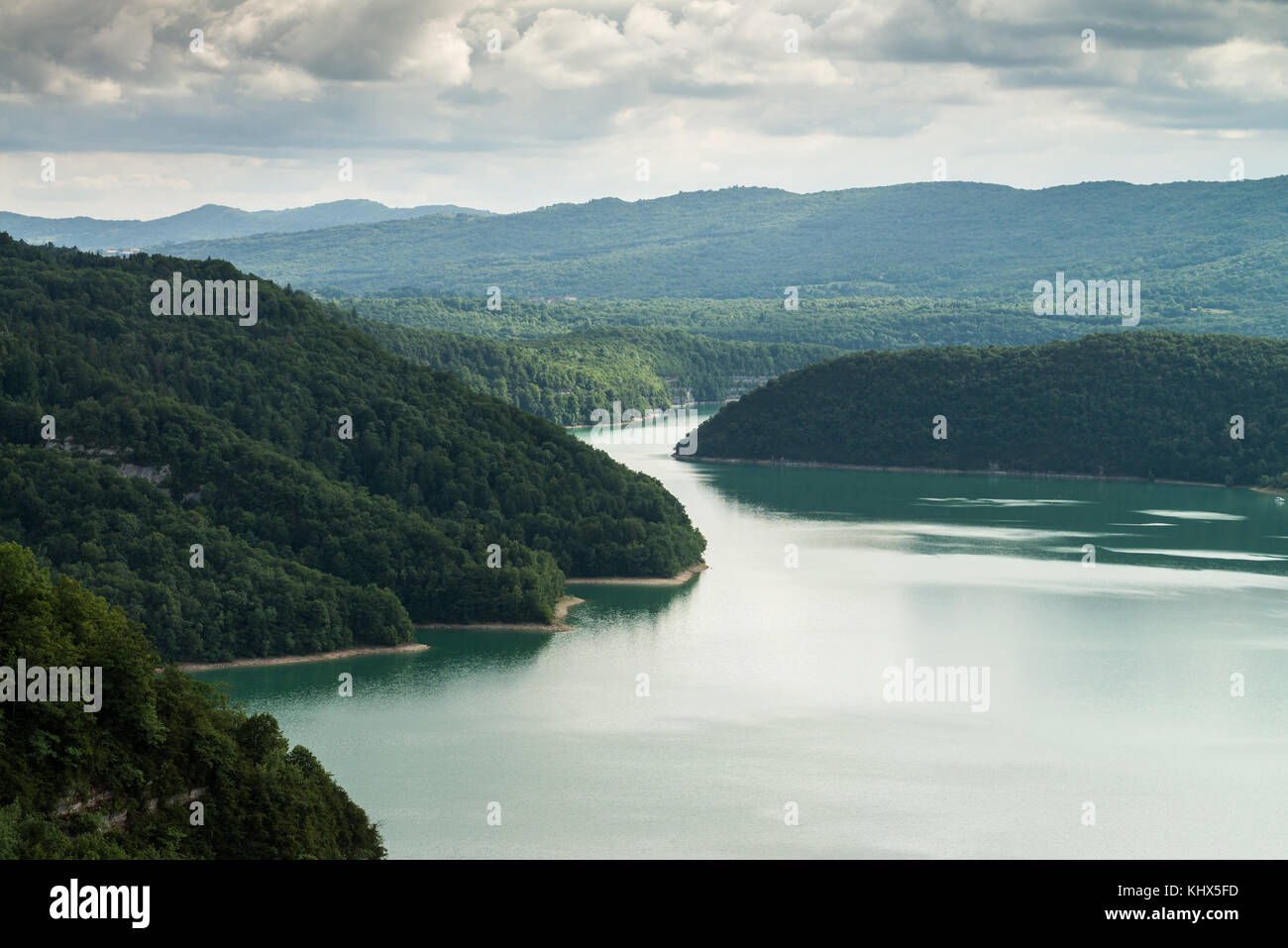 Il lago di Vouglans, in Francia, in Europa. Foto Stock