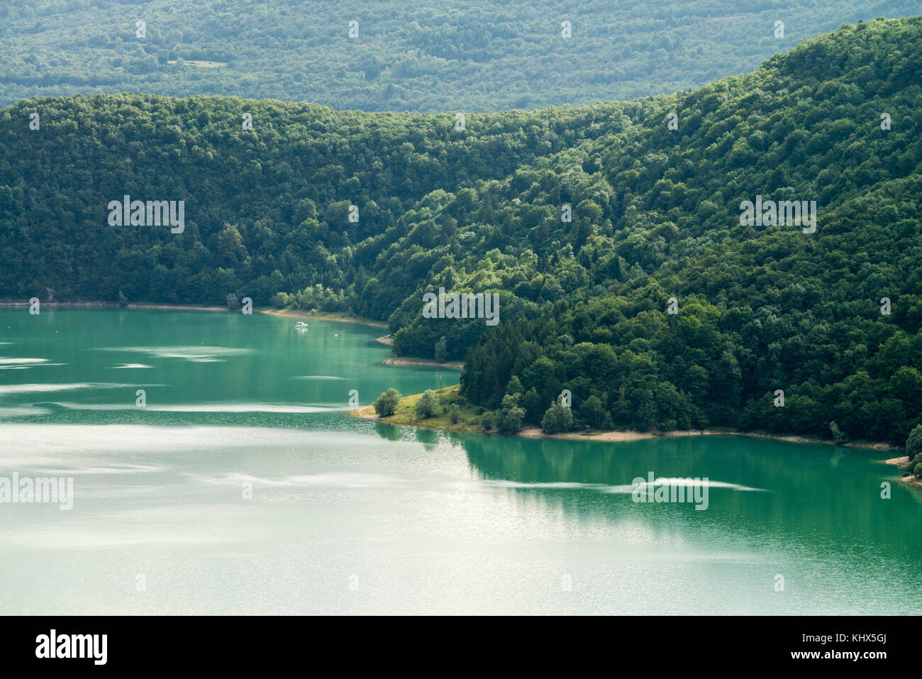 Il lago di Vouglans, in Francia, in Europa. Foto Stock