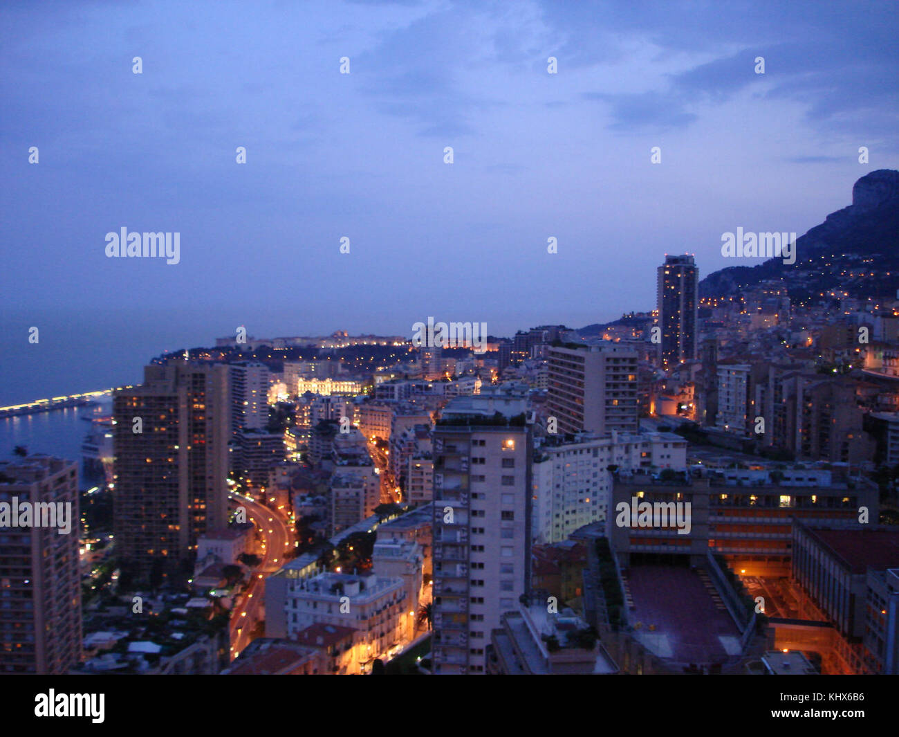 Una vista notturna del Principato di Monaco nel 2007, che mostra lo skyline illuminato, il porto e i monumenti di questa piccola ma ricca città-stato lungo la Costa Azzurra. Foto Stock