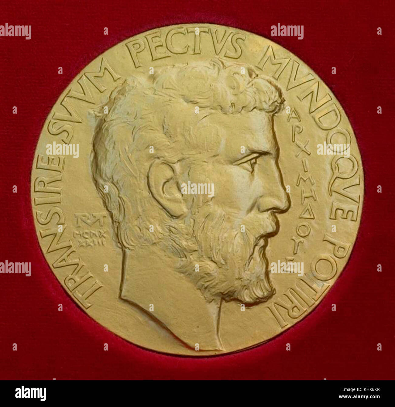 Un'immagine che rappresenta la medaglia Fields, assegnata per la matematica, accanto a un'illustrazione di Archimede, una figura chiave nella storia della matematica e della scienza. La medaglia Fields è la più alta onorificenza nel campo della matematica. Foto Stock