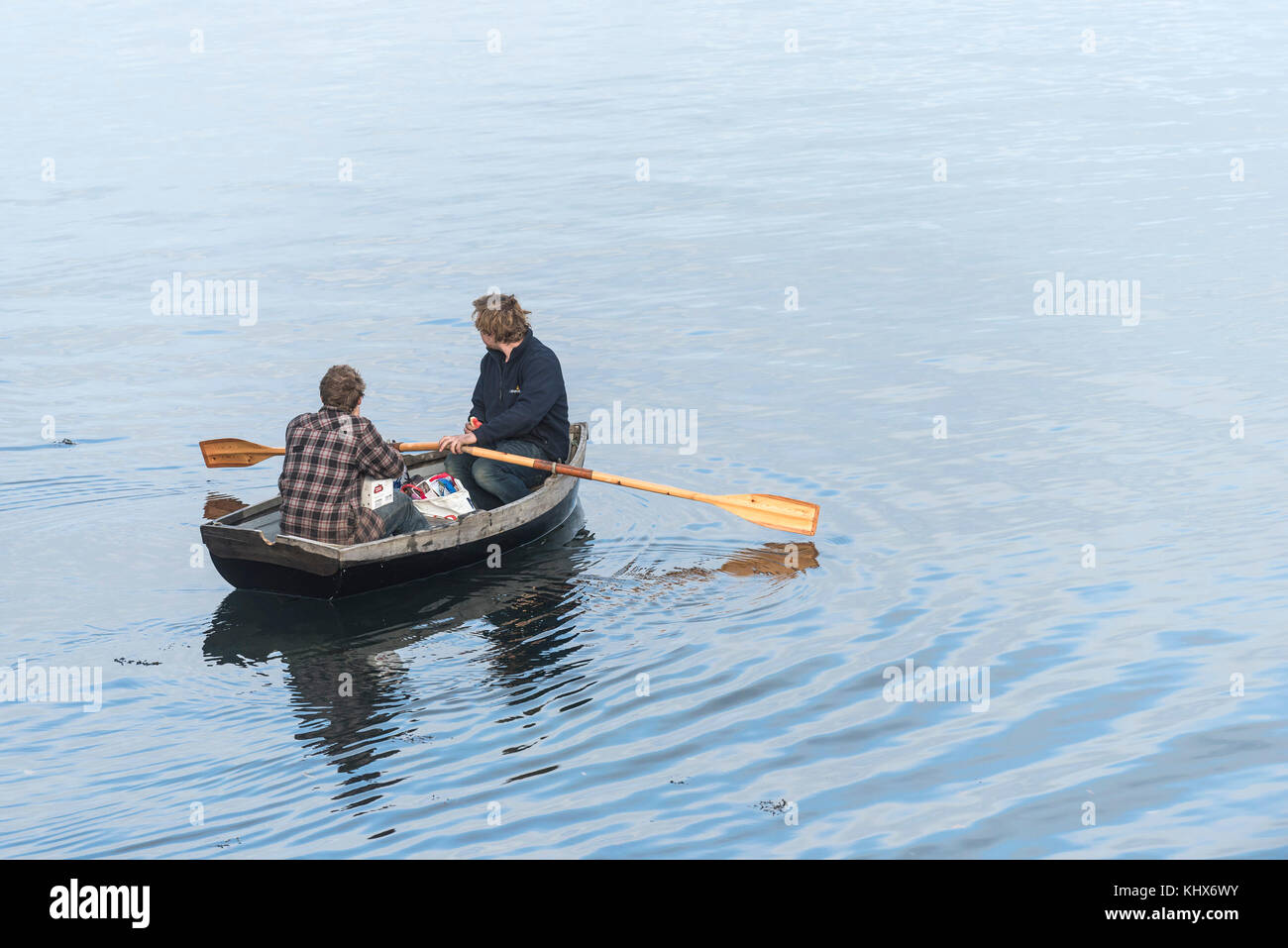 Due uomini in una barca a remi. Foto Stock