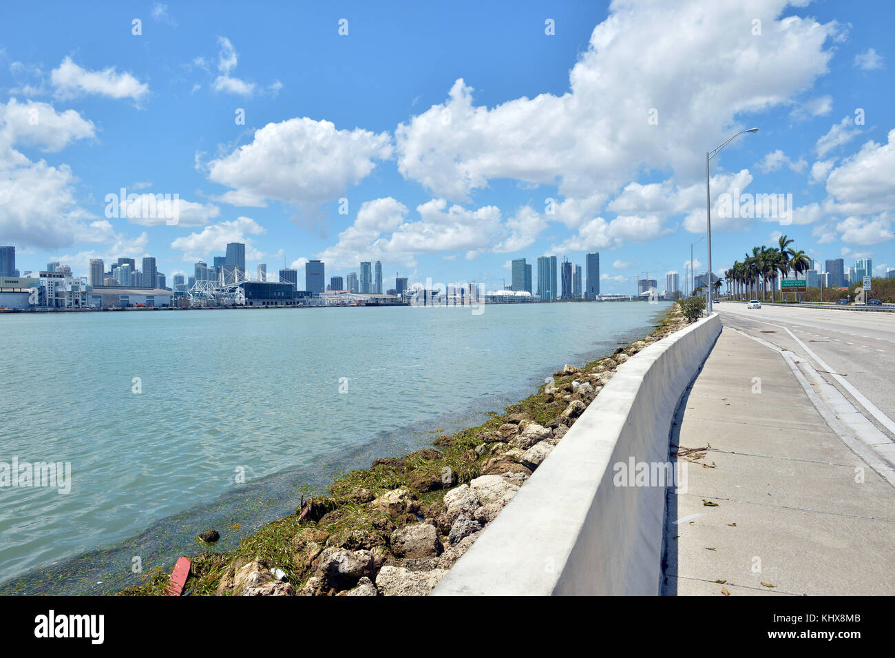 MIAMI BEACH, FL - 13 SETTEMBRE: (COPERTURA ESCLUSIVA) gli effetti dell'uragano Irma di categoria 5 Extreme non sono stati riservati ai poveri in quanto Star Island "dove vivono alcune delle persone più ricche del mondo" è stata devastata, ma il rath of Hurricane Irma, casa della casalinga di Miami Lisa Hochstein, rapper Sean Combs, avvocato Roy Black e Rosie o'Donaue solo per citarne alcuni il 13 settembre 2017 a Miami Beach, Florida persone: porto di Miami Foto Stock