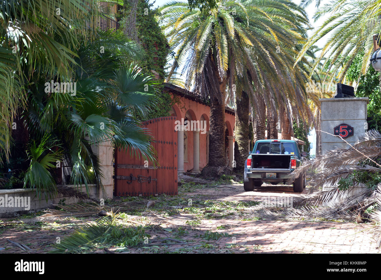 MIAMI BEACH, FL - 13 SETTEMBRE: (COPERTURA ESCLUSIVA) gli effetti dell'uragano Irma di categoria 5 Extreme non sono stati riservati ai poveri in quanto Star Island "dove vivono alcune delle persone più ricche del mondo" è stata devastata, ma il rath of Hurricane Irma, casa della casalinga di Miami Lisa Hochstein, il rapper Sean Combs, l'avvocato Roy Black e Rosie o'Donaue solo per citarne alcuni il 13 settembre 2017 a Miami Beach, Florida People: Star Island Foto Stock