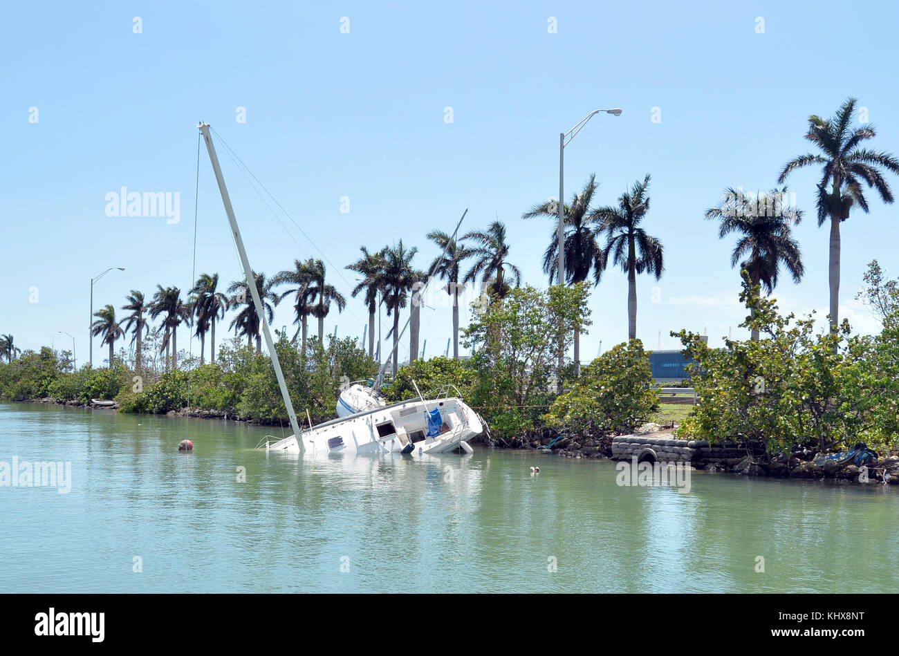 MIAMI BEACH, FL - 13 SETTEMBRE: (COPERTURA ESCLUSIVA) gli effetti dell'uragano Irma di categoria 5 Extreme non sono stati riservati ai poveri in quanto Star Island "dove vivono alcune delle persone più ricche del mondo" è stata devastata, ma il rath of Hurricane Irma, casa della casalinga di Miami Lisa Hochstein, rapper Sean Combs, avvocato Roy Black e Rosie o'Donaue solo per citarne alcuni il 13 settembre 2017 a Miami Beach, Florida People: Sunken Boat on Watson Island Foto Stock