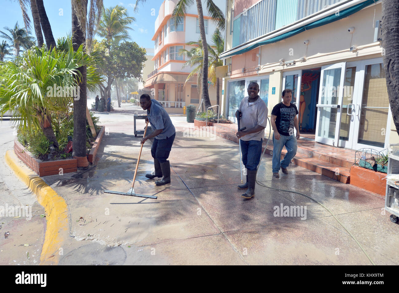 MIAMI BEACH, FL - 12 SETTEMBRE: (COPERTURA ESCLUSIVA) i residenti hanno aspettato ore per superare la strada rialzata per tornare a South Beach dopo un'evacuazione obbligatoria solo per scoprire gli effetti dell'uragano Irma di categoria 5 estrema. La spiaggia, Ocean Drive, Collins Ave, Miami Marina e persino il porto di Miami, che sono sempre pieni di persone, le barche e le navi da crociera erano tutte vuote e avevano quasi un erie morto calmo, mentre gli elicotteri da falco nero millenari pattugliavano le spiagge mentre i residenti tornavano a casa e lavoro il 12 settembre 2017 a Miami Beach, Florida persone: Ocean Drive Foto Stock