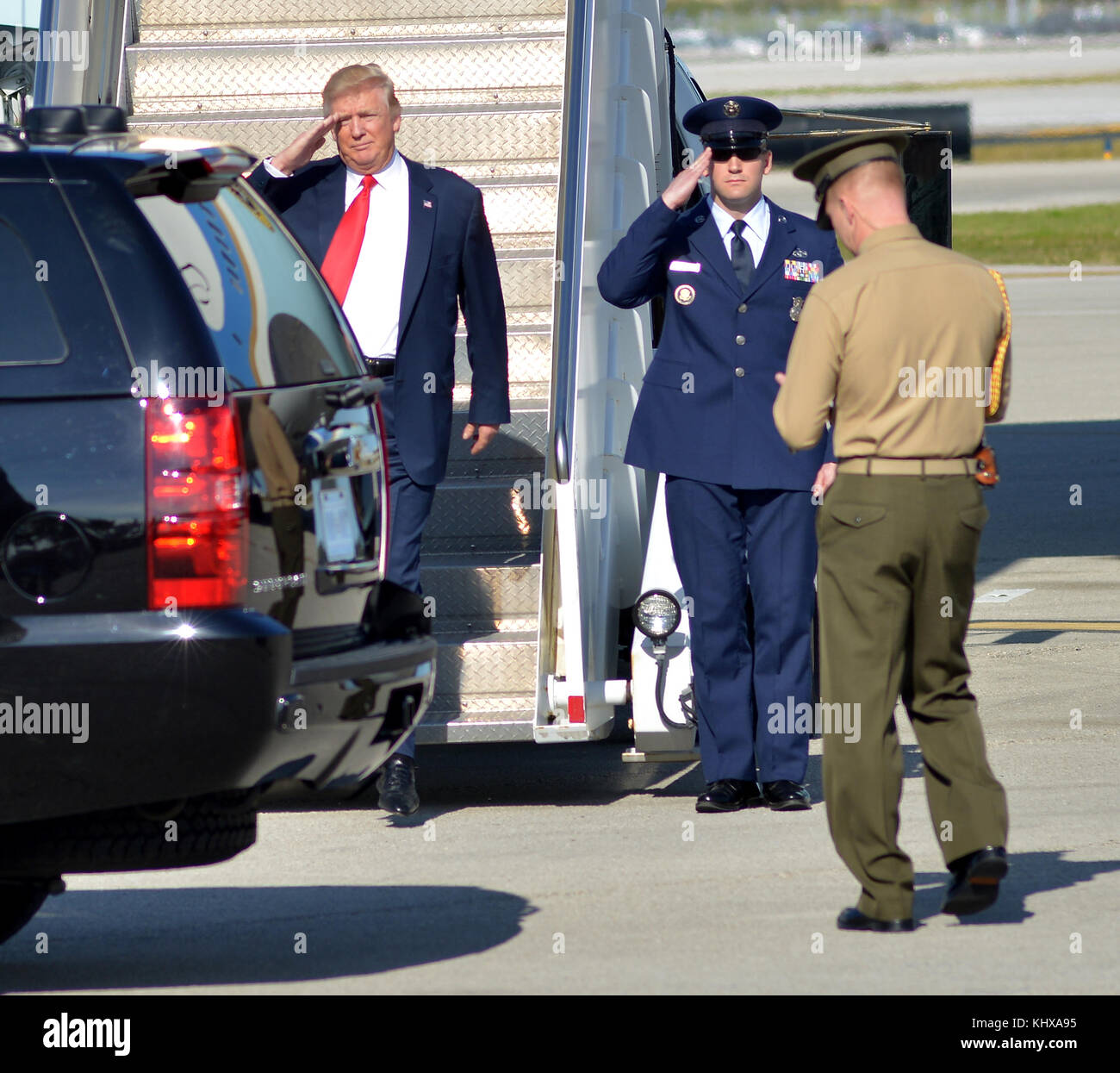 WEST PALM BEACH, FL - 17 FEBBRAIO: Il presidente degli Stati Uniti Donald Trump ondeggia dopo essere arrivato sull'Air Force One all'aeroporto internazionale di Palm Beach per trascorrere parte del weekend al resort Mar-a-Lago il 17 febbraio 2017 a West Palm Beach, Florida. Il presidente Trump dovrebbe tenere un raduno elettorale domani a Melbourne, Florida. Persone: Presidente Donald Trump Foto Stock