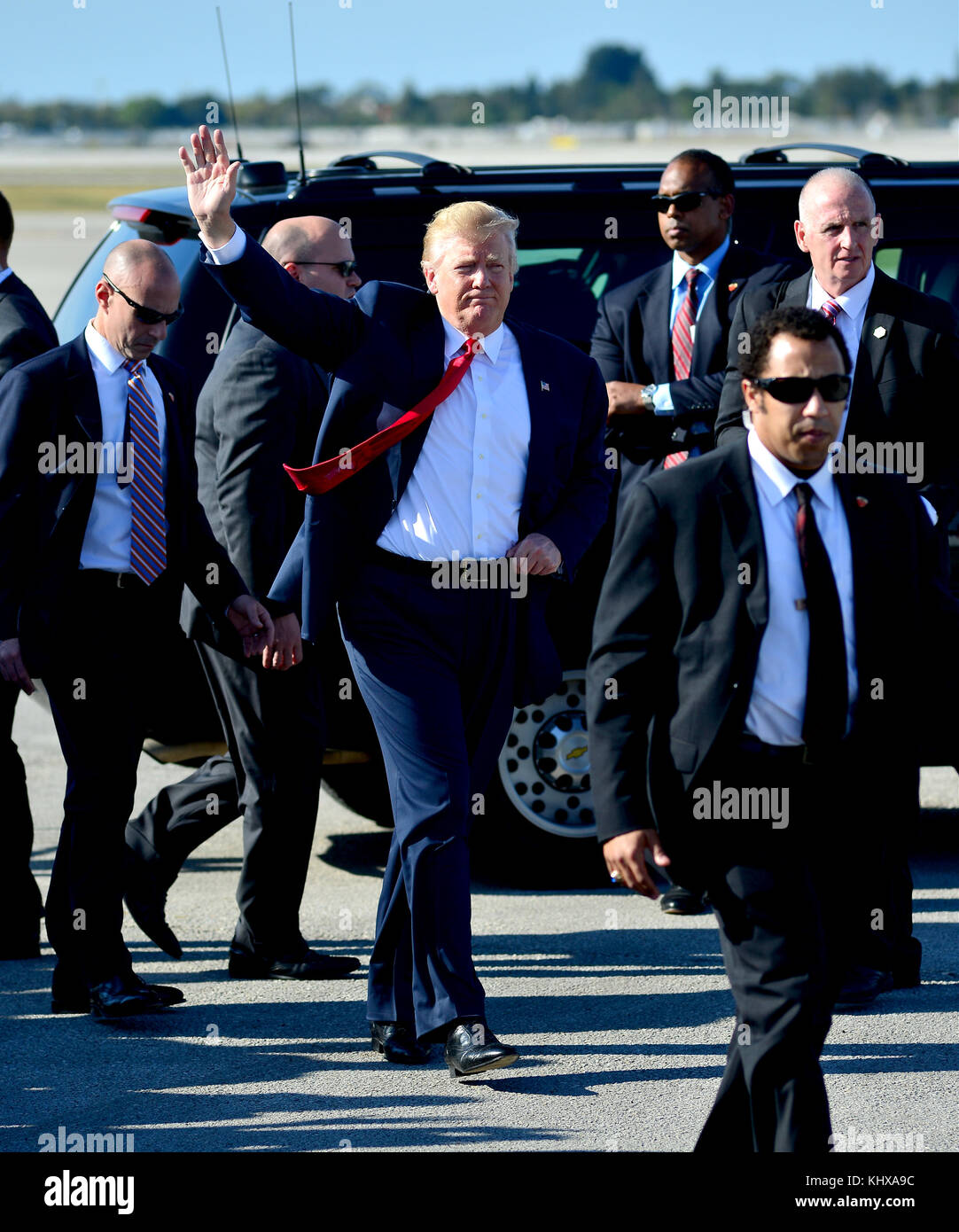 WEST PALM BEACH, FL - 17 FEBBRAIO: Il presidente degli Stati Uniti Donald Trump ondeggia dopo essere arrivato sull'Air Force One all'aeroporto internazionale di Palm Beach per trascorrere parte del weekend al resort Mar-a-Lago il 17 febbraio 2017 a West Palm Beach, Florida. Il presidente Trump dovrebbe tenere un raduno elettorale domani a Melbourne, Florida. Persone: Presidente Donald Trump Foto Stock