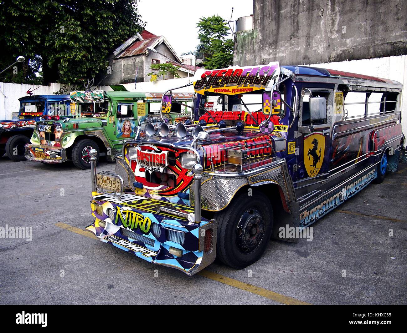 Antipolo City Filippine 15 Novembre 2017 Colorati Jeepneys Passeggero Con Disegni Artistici In Corrispondenza Di Un Jeepney Parcheggio Foto Stock Alamy