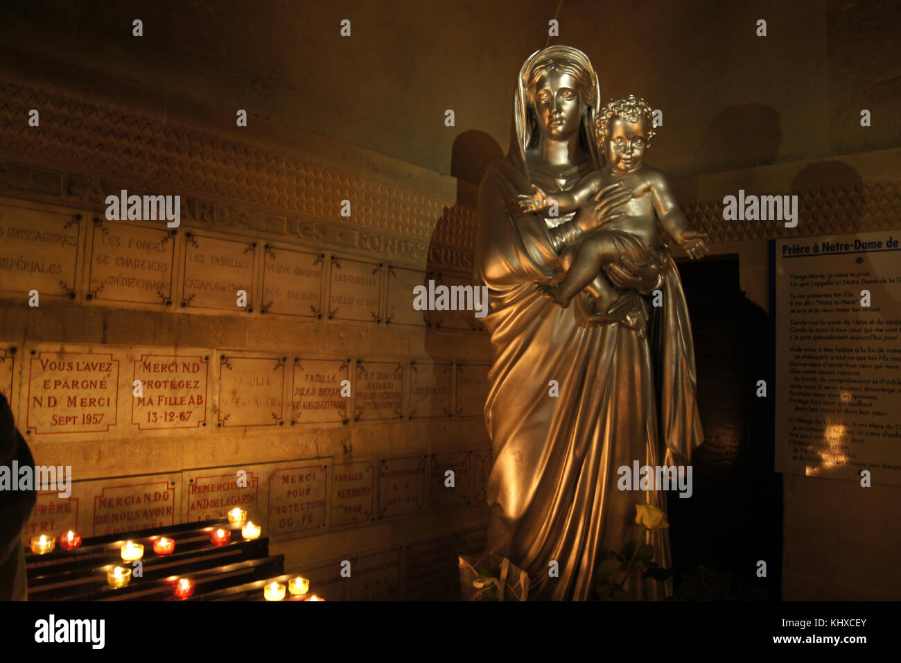 Vergine nella chiesa circondata da candele Foto Stock