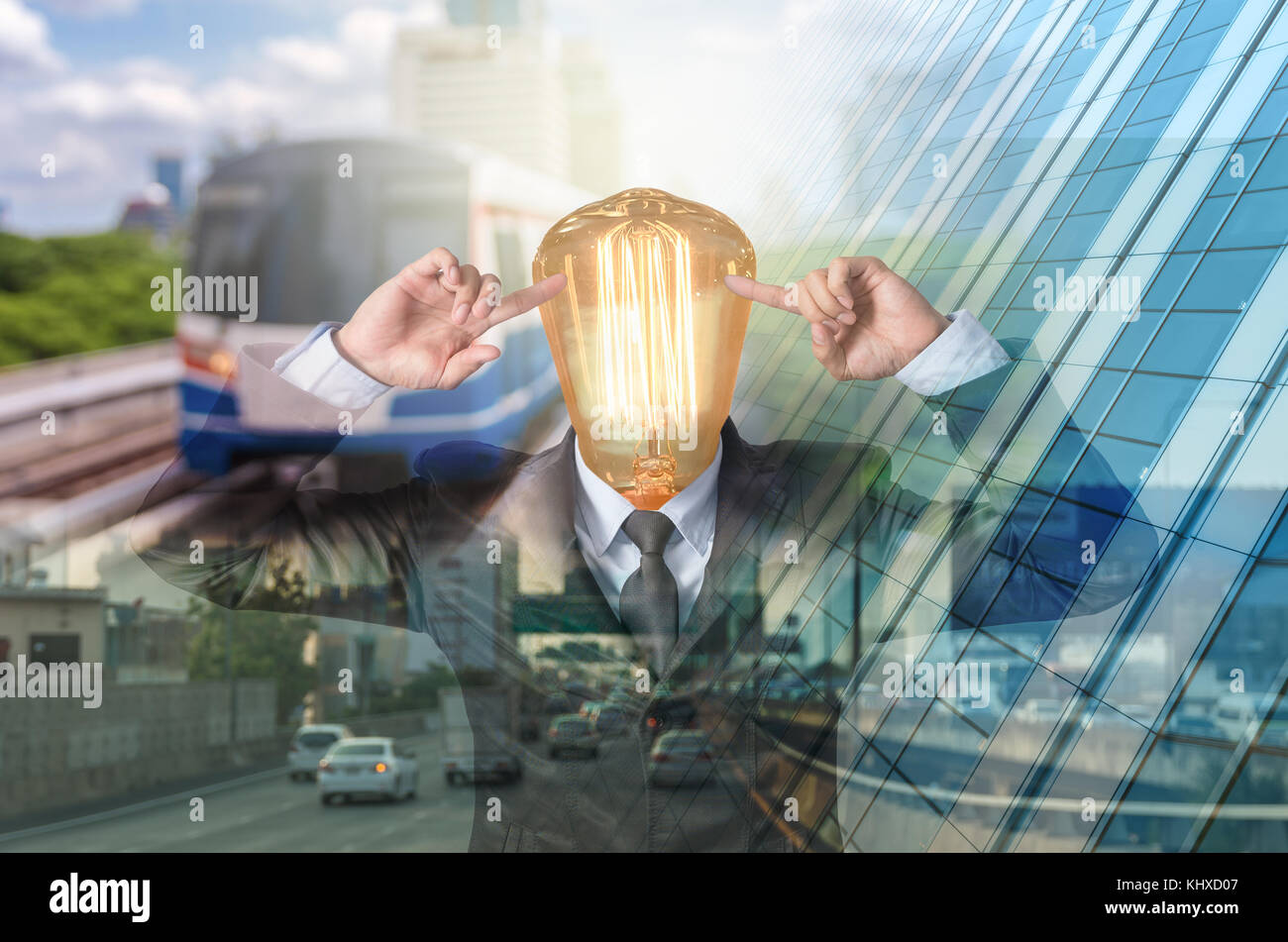 Asian imprenditore con girare la vostra creatività dal punto la lampada ad arco sopra la testa sulla foto sfocate di trasporto di traffico e la costruzione di sfondo, busine Foto Stock