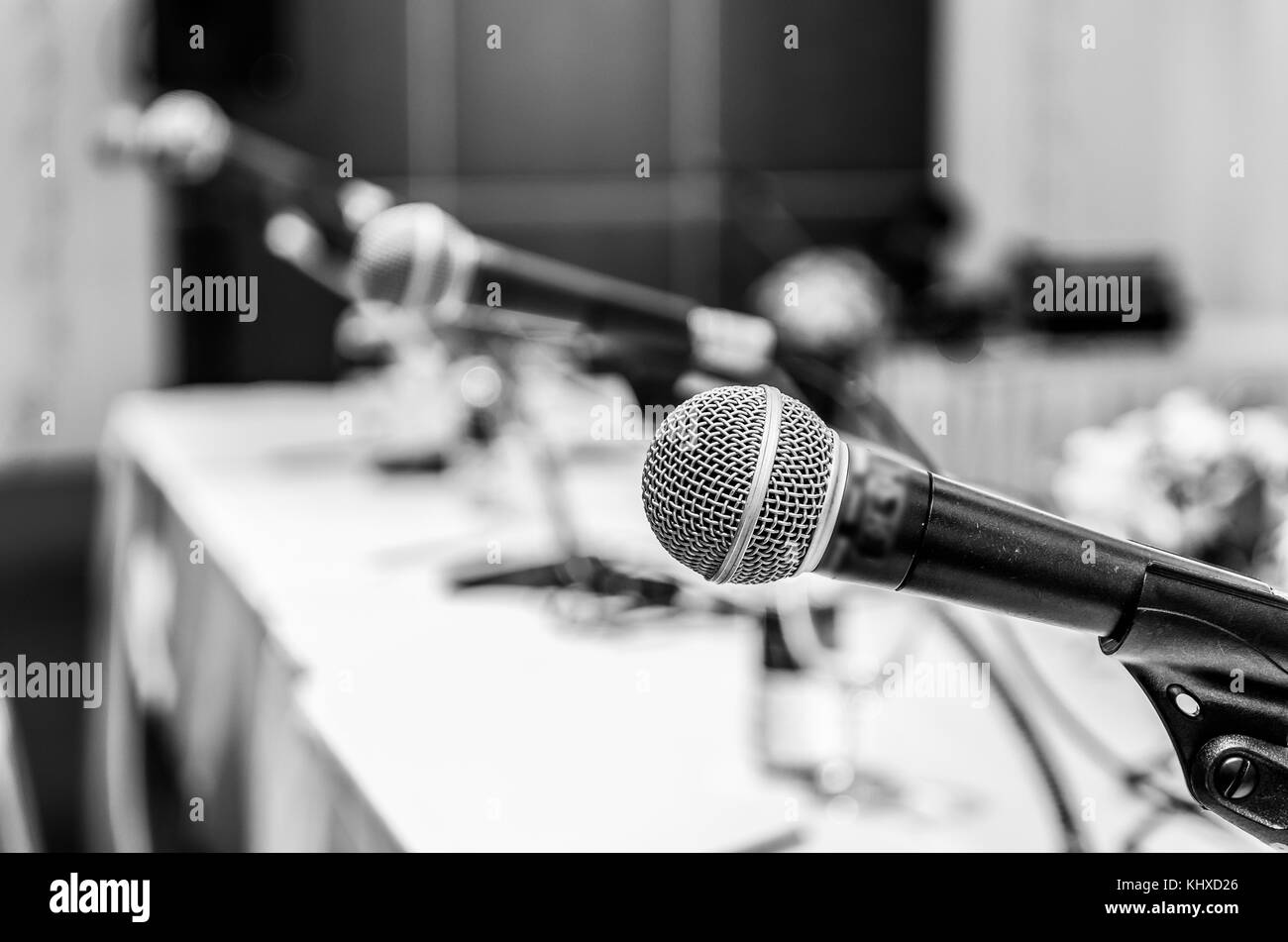 Microfono su astratto foto sfocata della sala conferenze o sala seminario sullo sfondo Foto Stock