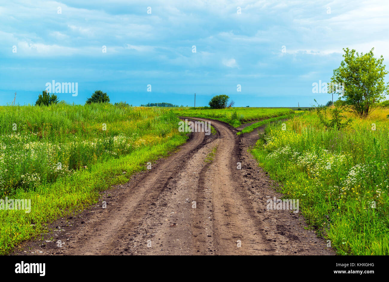 Paesaggio rurale con la strada e un cielo tempestoso Foto Stock