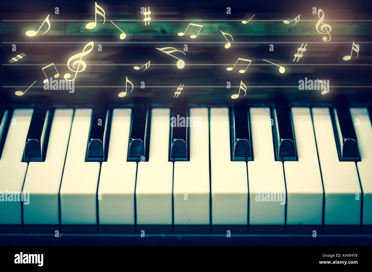 Primo piano tastiera del pianoforte con note musicali, strumento musicale  Foto stock - Alamy