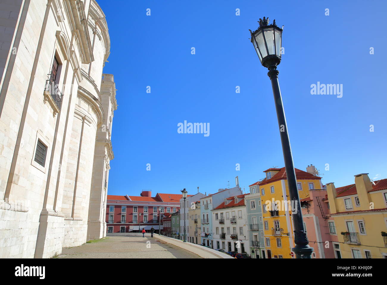 Lisbona, Portogallo - 5 novembre 2017:la facciata esterna del pantheon nazionale (Santa Engracia chiesa) in alfama neighboorhood con facciate colorate Foto Stock