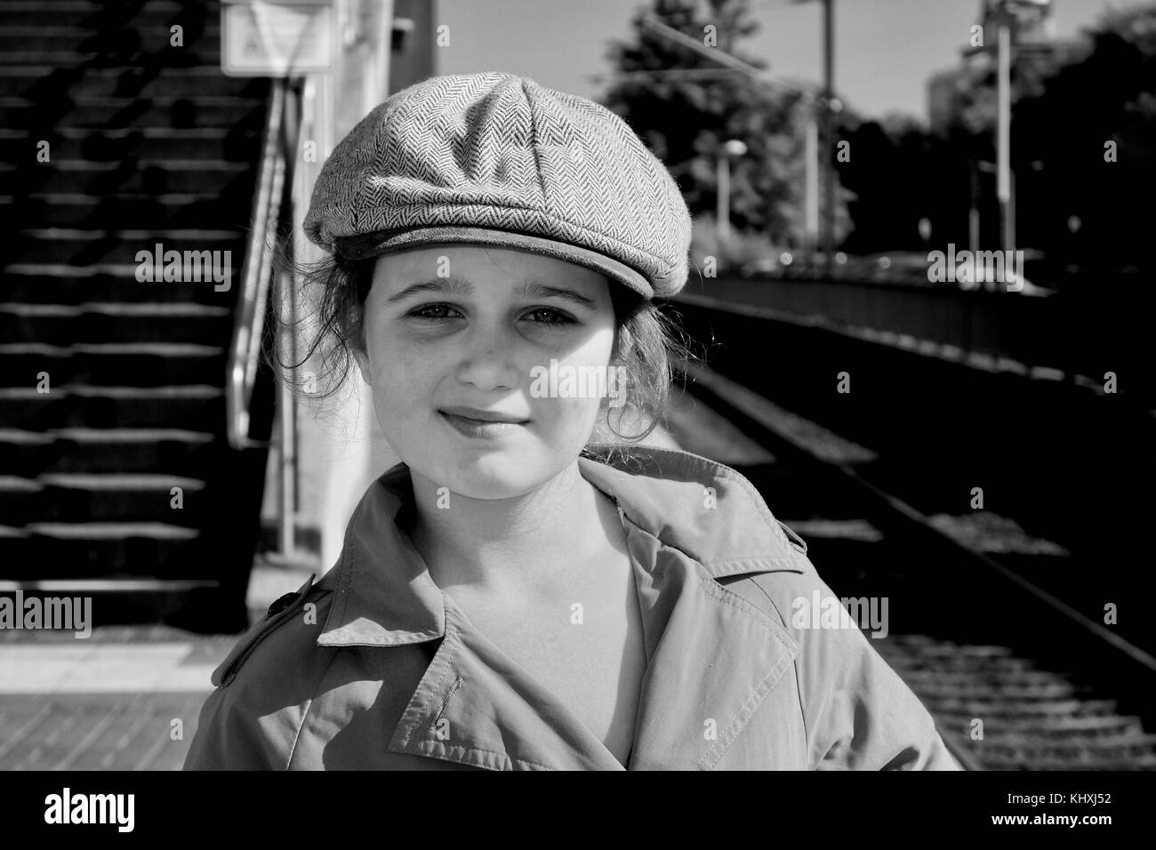 Ritratto di una giovane ragazza tedesca sorridente e in posa per il fotografo in una stazione. Foto Stock