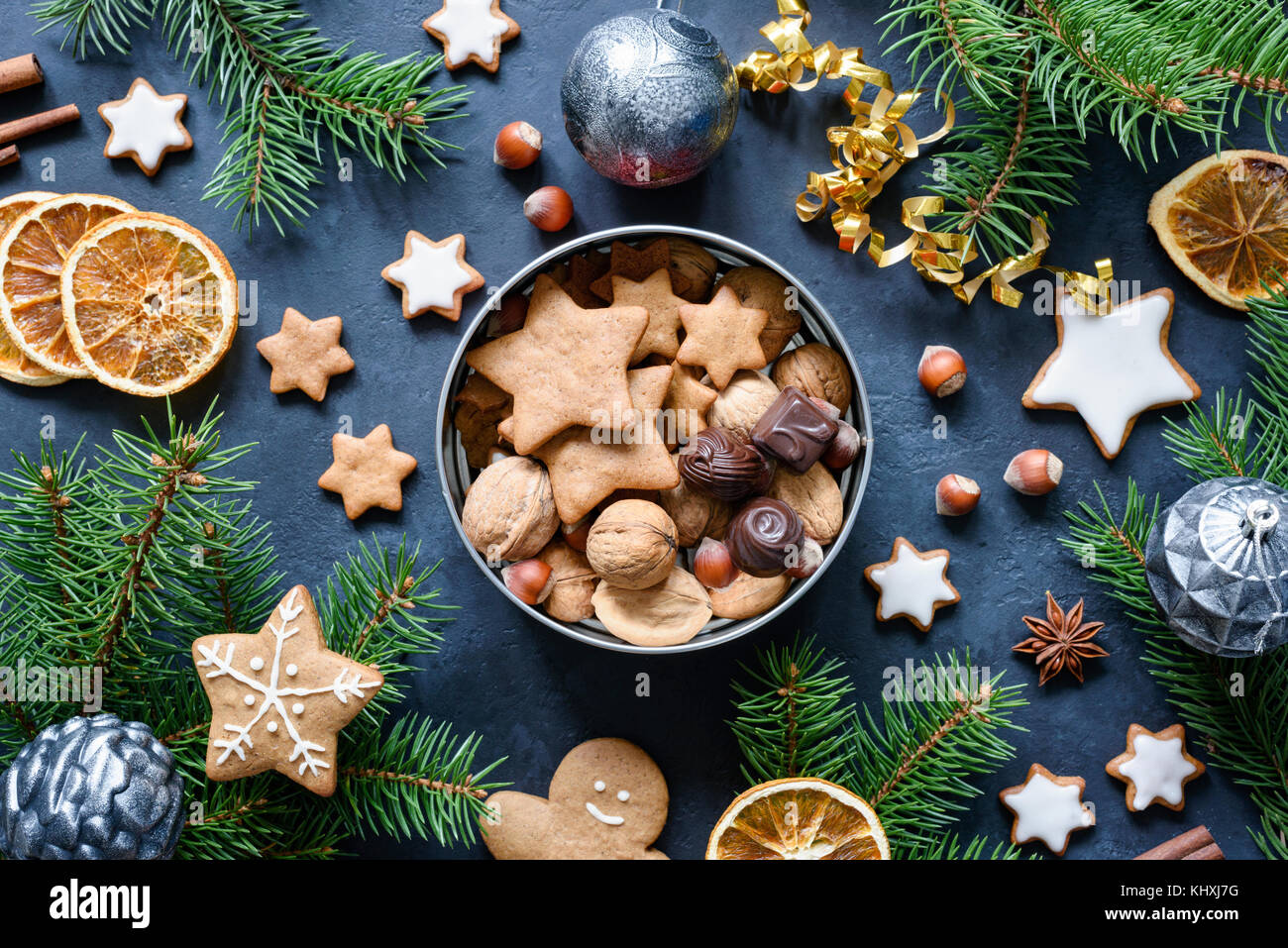 Regalo di natale scatola con in casa gingerbread cookie, dadi e cioccolatini. Vacanze invernali, Anno Nuovo o il concetto di Natale. Vista superiore, vacanze laici piatta Foto Stock