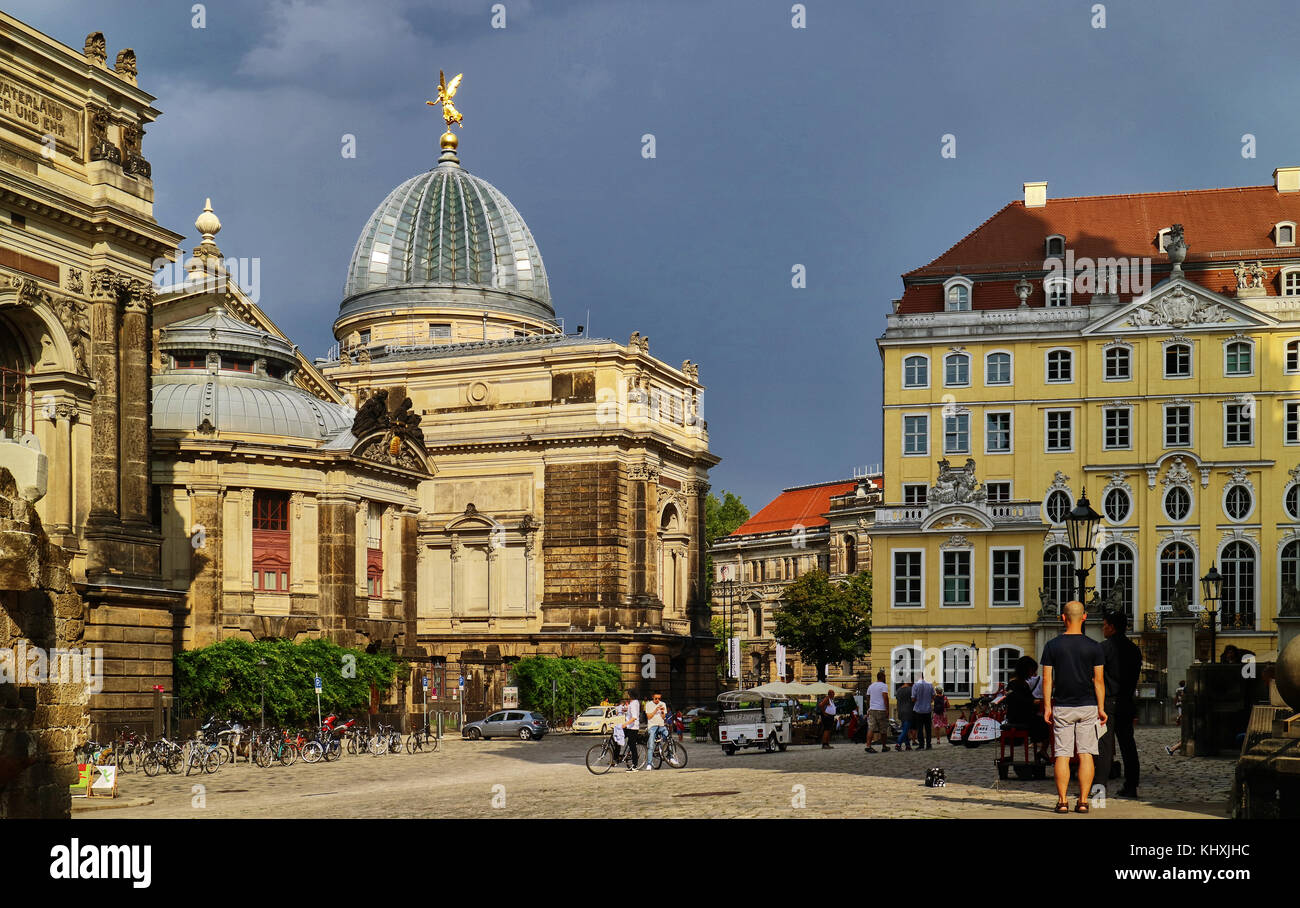 L'Europa, in Sassonia, la città vecchia e la nuova piazza del mercato, vista la Dresden Accademia delle Belle Arti cupola di vetro e sormontato da un angelo dorato con una tromba. Spesso abbreviato HfBK Dresda o semplicemente HfBK, è una formazione università delle arti visive si trova a Dresda, in Germania. Dettagli Foto Stock