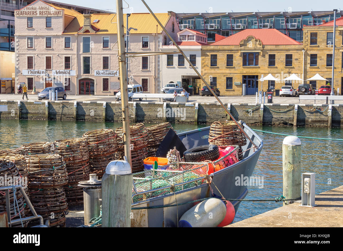 Pentole di gamberi di fiume su una barca da pesca nella constitution dock di Hobart harbour - Tasmania, Australia Foto Stock