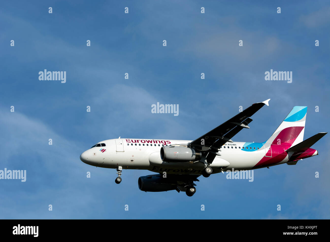 Eurowings Airbus A319 l'atterraggio all'Aeroporto di Birmingham, UK (D-AGWI) Foto Stock