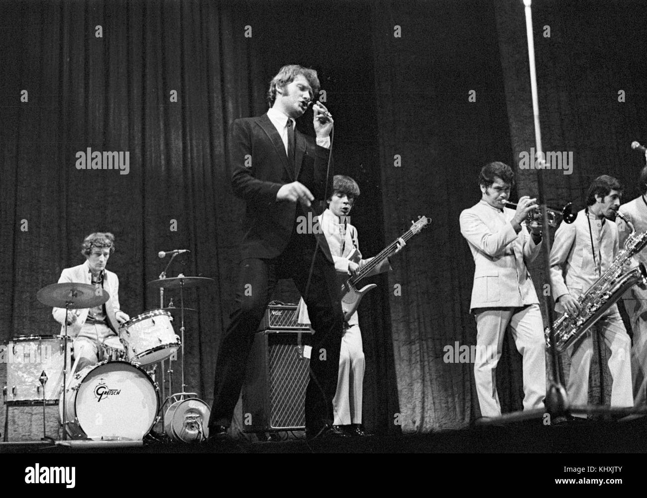 Cantante francese Johnny Hallyday compie durante il concerto a Praga, Cecoslovacchia, 1 luglio 1966. (CTK foto/Jiri Krulis) Foto Stock